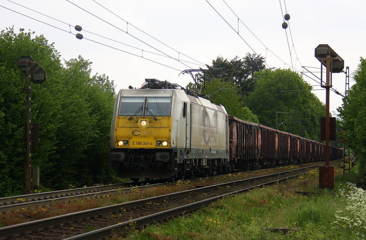 186 341-4 der Euro Cargo Rail kommt aus Richtung Aachen-West und fährt die Gemmenicher-Rampe hoch mit einem Kurzen Schrottzug aus Köln-Kalk(D) nach Genk-Goederen(B) und fährt in Richtung Gemmenicher-Tunnel,Botzelaer(B),Gemmenich(B),Nouvelaer(B),Moresnet(B),Moresnet-Chapelle(B),Montzen(B). 
Aufgenommen an der Montzenroute am Gemmenicher-Weg. 
Bei Regenwolken am Nachmittag vom 20.5.2016.
Und das ist mein 6000tes Bahnbild bei http://WWW.Bahnbilder de.