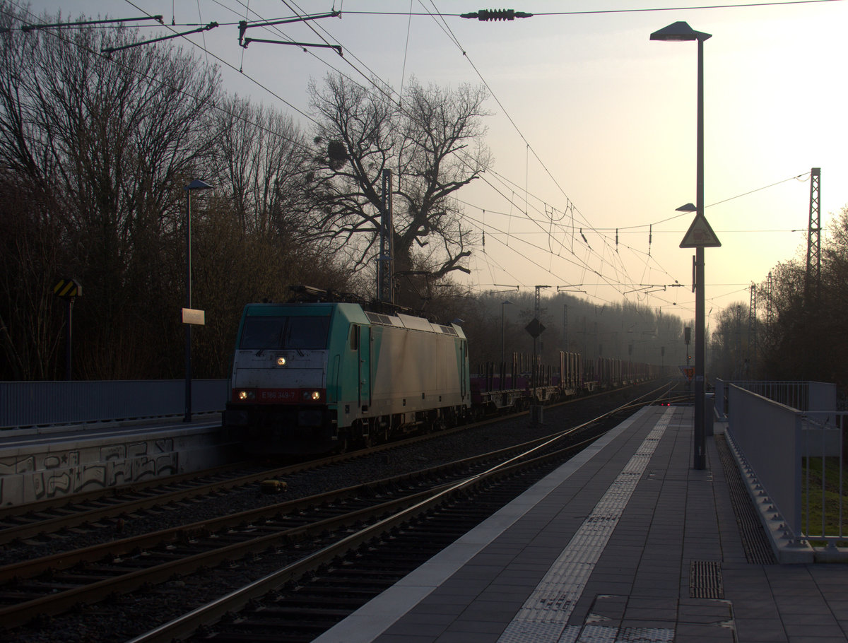 186 349-7 von Lineas kommt mit kurzem leeren Rungenwagenganzzug aus Chatelet(B) nachMülheim(Ruhr)-Styrum(Gbf) und kommt aus Richtung Aachen-West,Laurensberg,Richterich und fährt durch Kohlscheid und fährt in Richtung Herzogenrath. 
Aufgenommen vom Bahnsteig 2 in Kohlscheid. 
In der Abendstimmung am Abend vom 24.1.2020.