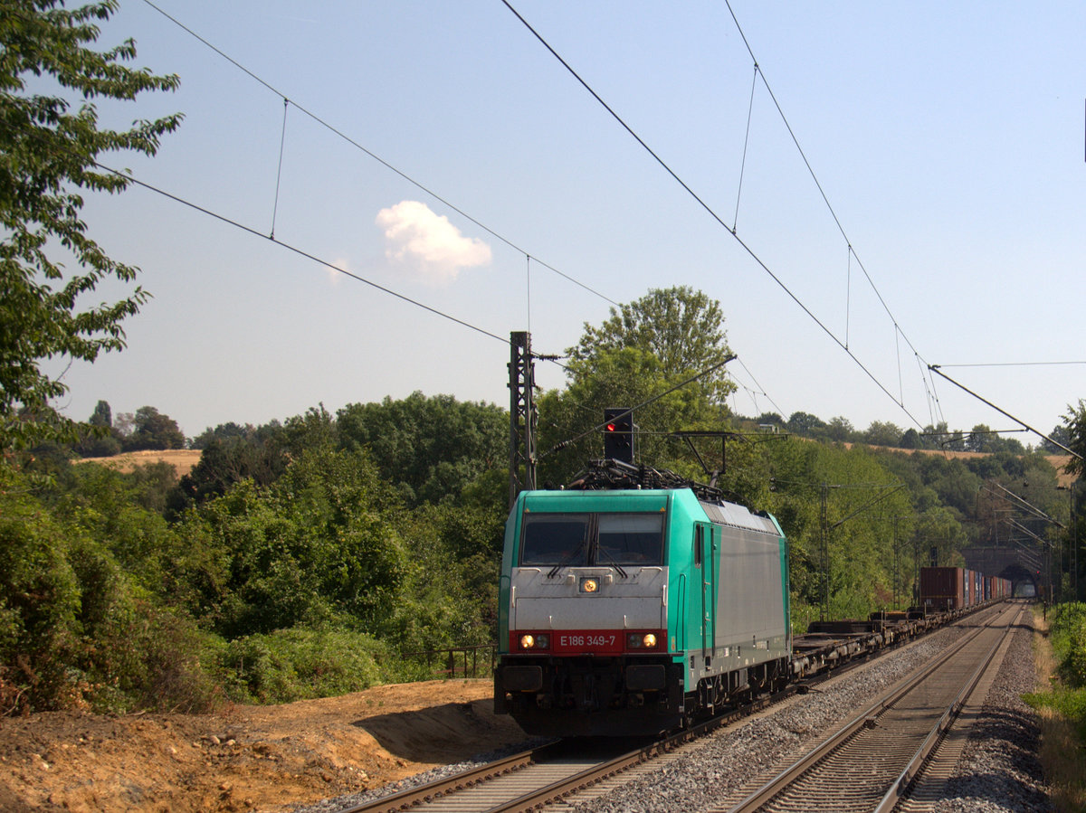 186 349-7 von Railtraxx kommt als Umleiter mit einem Containerzug aus Rheinhausen(D) nach Tourcoing,Grenze(F/B) und kommt aus Richtung Rheinhausen,Krefeld-Hohenbudberg-Chempark,Krefeld-Uerdingen,Krefeld-Linn,Krefeld-Oppum,Meerbusch-Osterath,Neuss-Hbf,Neuss-Süd,Norf,Neuss-Allerheiligen, Nievenheim,Dormagen,Dormagen-Bayerwerk,Köln-Worringen,Köln-Chorweiler,Köln-Longerich ,Köln-Nippes,Köln-Ehrenfeld,Kerpen,Horrem,Buir,Merzenich,Düren,Langerwehe,Eschweiler-Hbf,Stolberg-Hbf(Rheinland) und fährt durch Aachen-Eilendorf in Richtung Aachen-Rothe-Erde,Aachen-Hbf,Aachen-Süd,Hergenrath(B),Astenet(B),Lontzen(B),Welkenraedt(B),Ruyff(B), ,Henri-Chapelle(B),Montzen(B),Montzen-Gare(B).
Aufgenommen vom Bahnsteig 2 in Aachen-Eilendorf. 
Bei Sommerwetter am Mittag vom 2.8.2018.