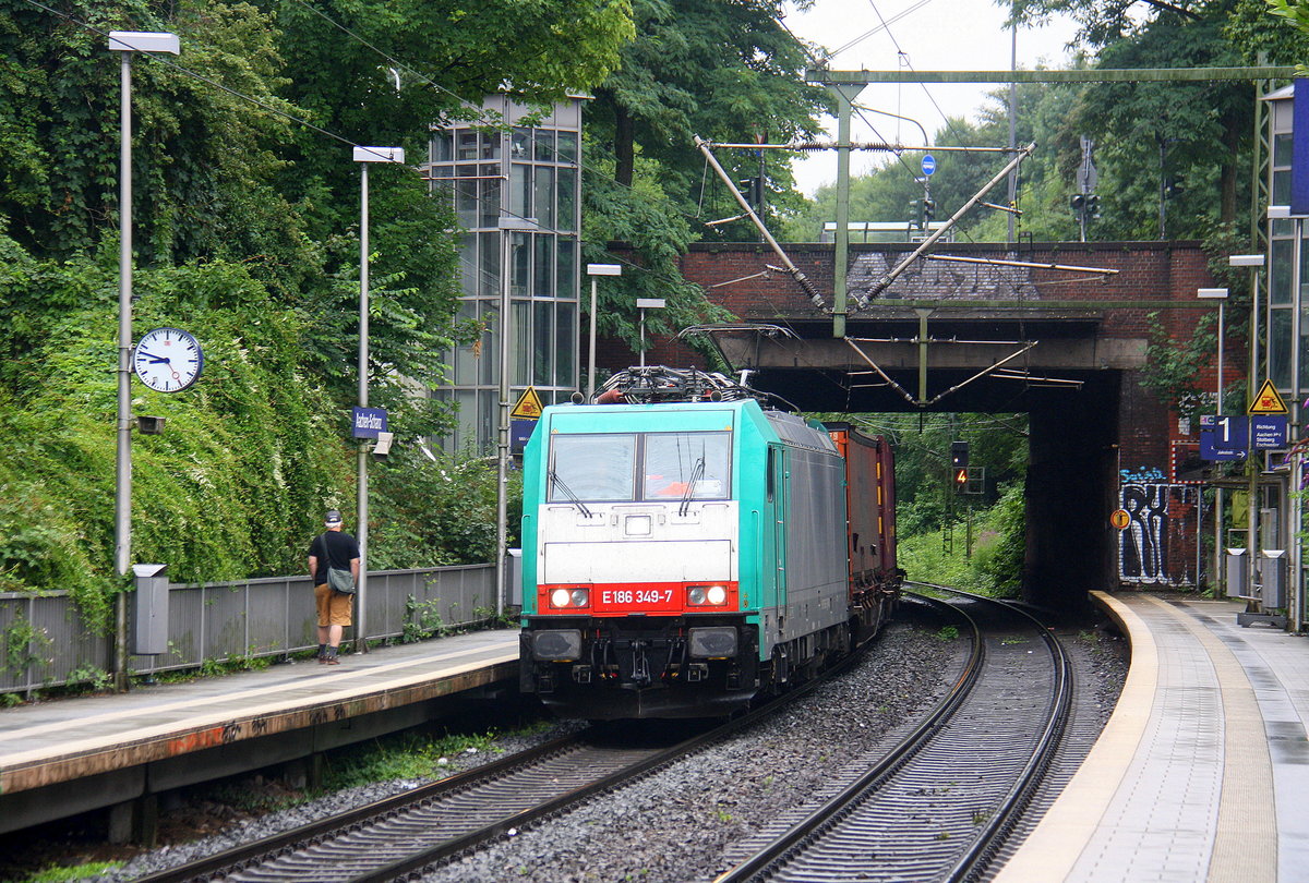 186 349-7 von Railtraxx kommt aus Richtung Köln,Aachen-Hbf und fährt durch Aachen-Schanz mit einem KLV-Containerzug aus Frankfurt-Höchstadt am Main(D) nach Genk-Goederen(B) und fährt in Richtung Aachen-West. 
Aufgenommen vom Bahnsteig von Aachen-Schanz. 
Bei Regenwetter am Morgen vom 12.7.2017.