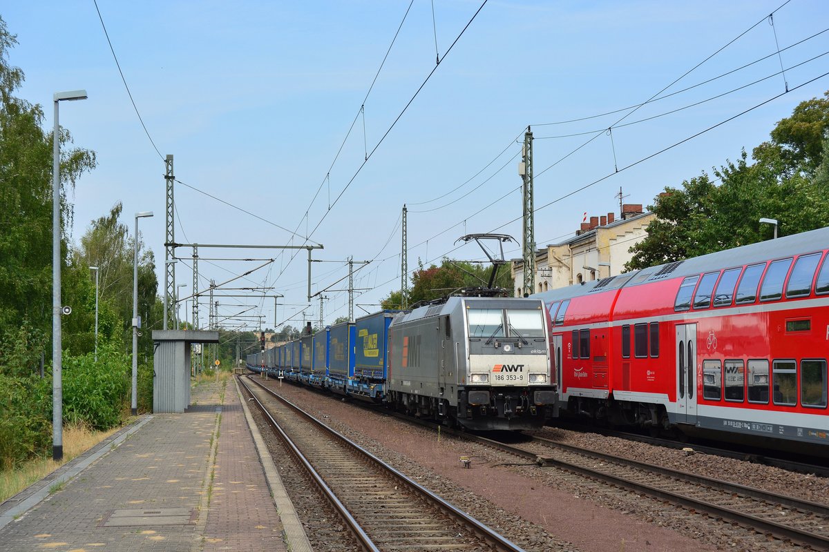 186 353-9 fuhr am 21.7.18 für AWT und rollt mit einem LKW Walther KLV durch Wefensleben gen Magdeburg während am Gleis 1 die RB40 nach Braunschweig auf Abfahrt wartet.

Wefensleben 21.07.2018