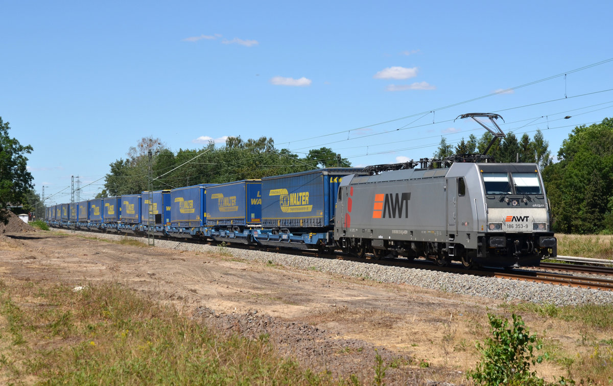 186 353 der AWT führte am 30.06.18 einen LKW-Walter-KLV durch Jütrichau Richtung Roßlau.