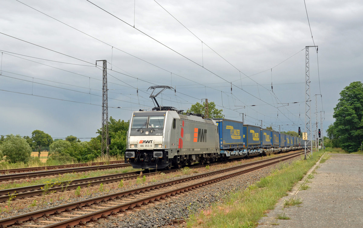 186 353 der AWT führte am 01.07.20 einen LKW-Walther-KLV auf dem Gegengleis durch Saarmund Richtung Potsdam.