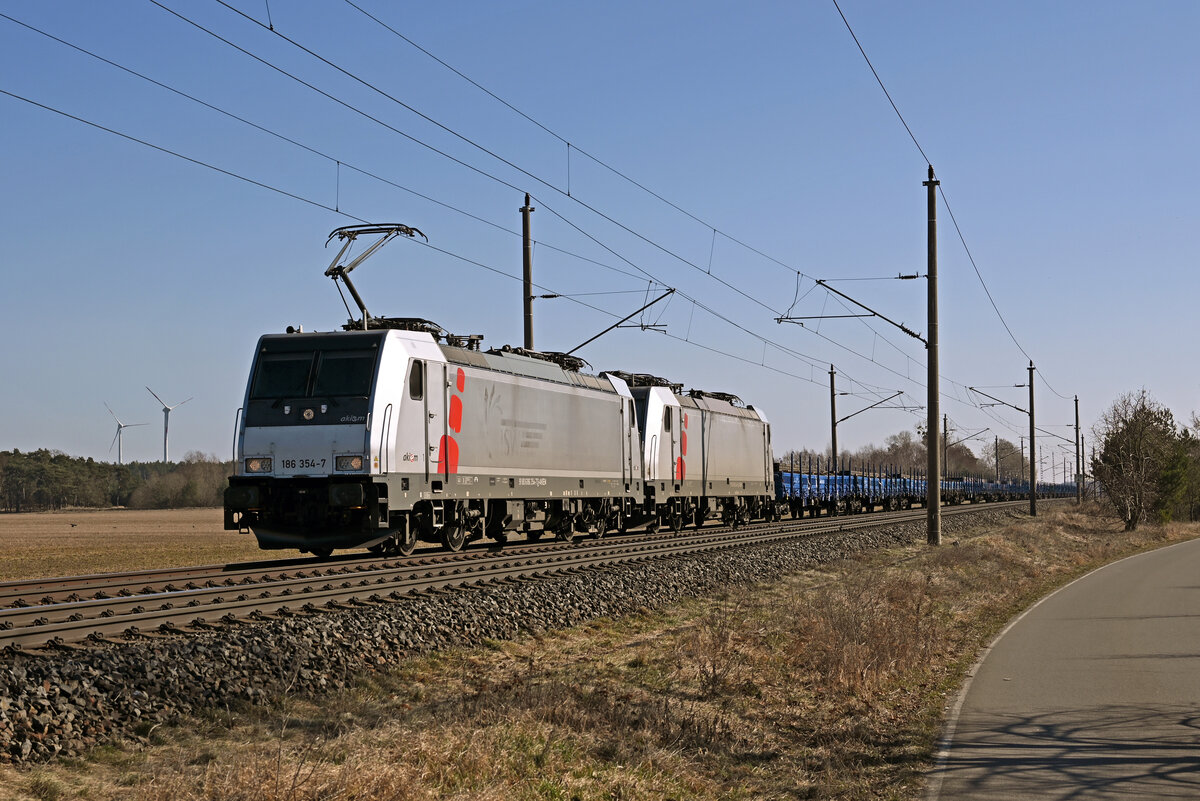 186 354 der akiem schleppte am 06.03.26 einen PKP-Flachwagenzug, welcher mit Stahlprodukten beladen war, durch Wittenberg-Labetz Richtung Dessau. Als Wagenlok wurde die Schwesterlok 186 264 mitgeschleppt.