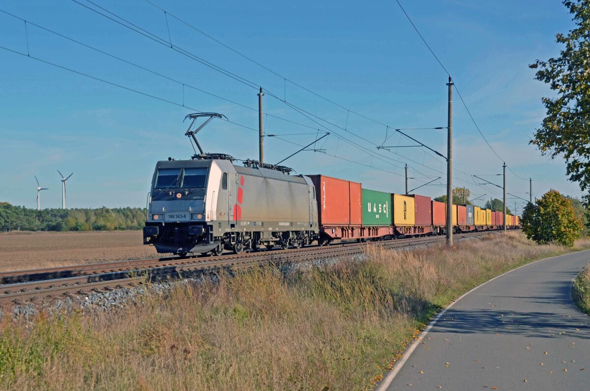 186 363 der akiem schleppte für Metrans am 24.10.21 einen Containerzug durch Wittenberg-Labetz Richtung Dessau.