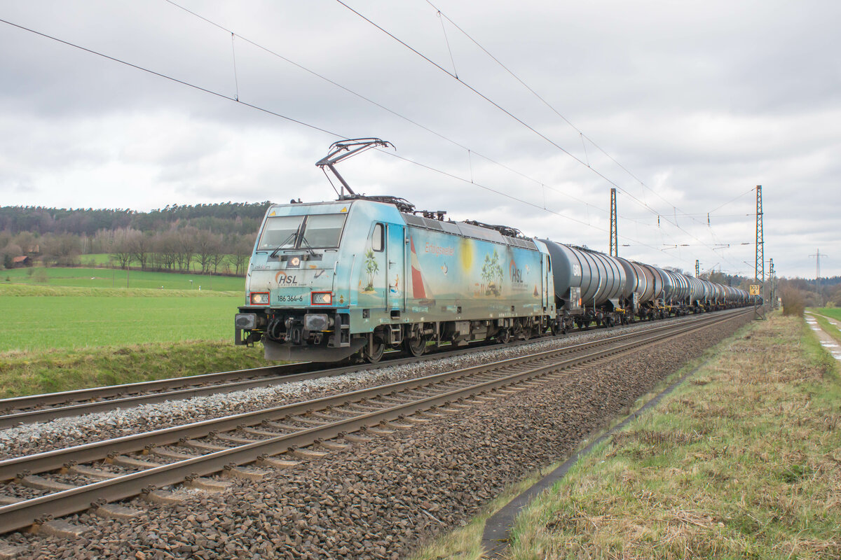 186 364-6 ist am 22.03.2023 mit einem Kesselzug bei Kerzell unterwegs.