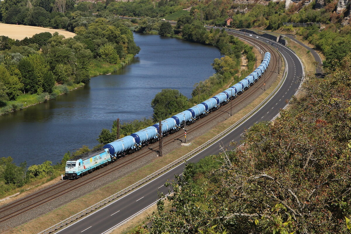 186 364 mit einem Kesselwagenzug am 6. August 2022 bei Himmelstadt im Maintal.
