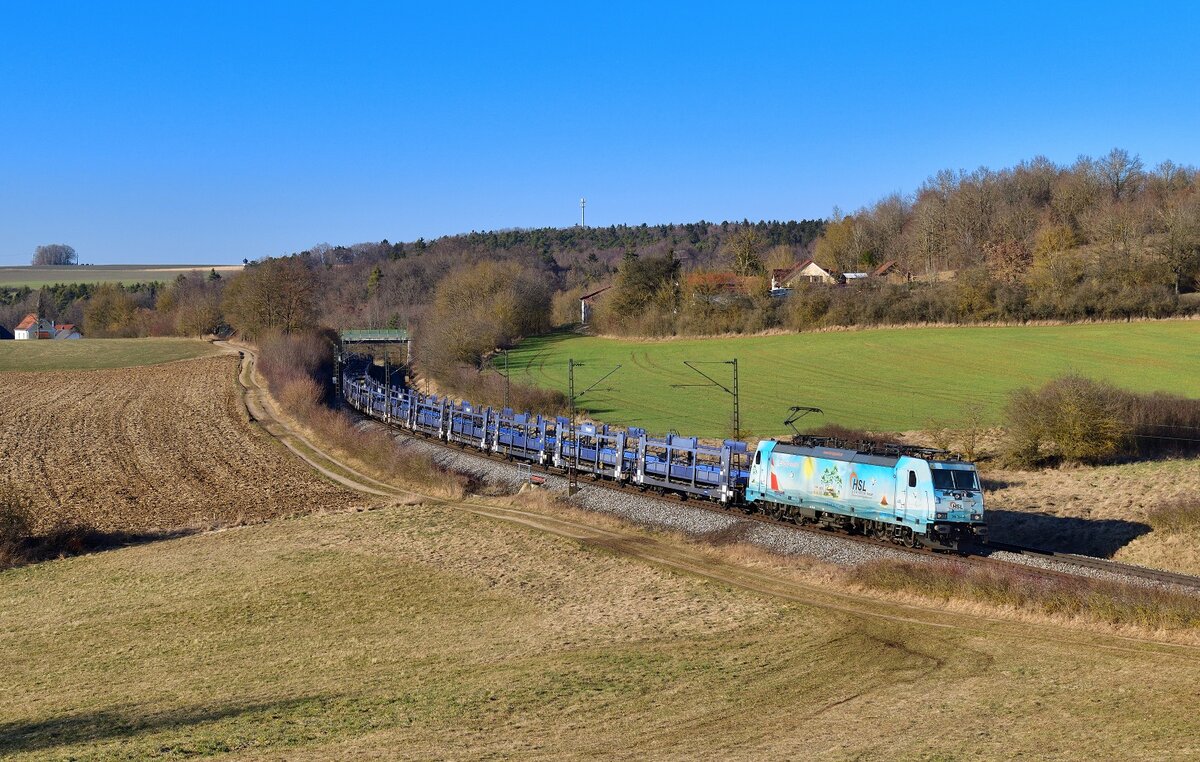 186 364 mit einem leeren Autozug am 03.03.2022 bei Edlhausen.
