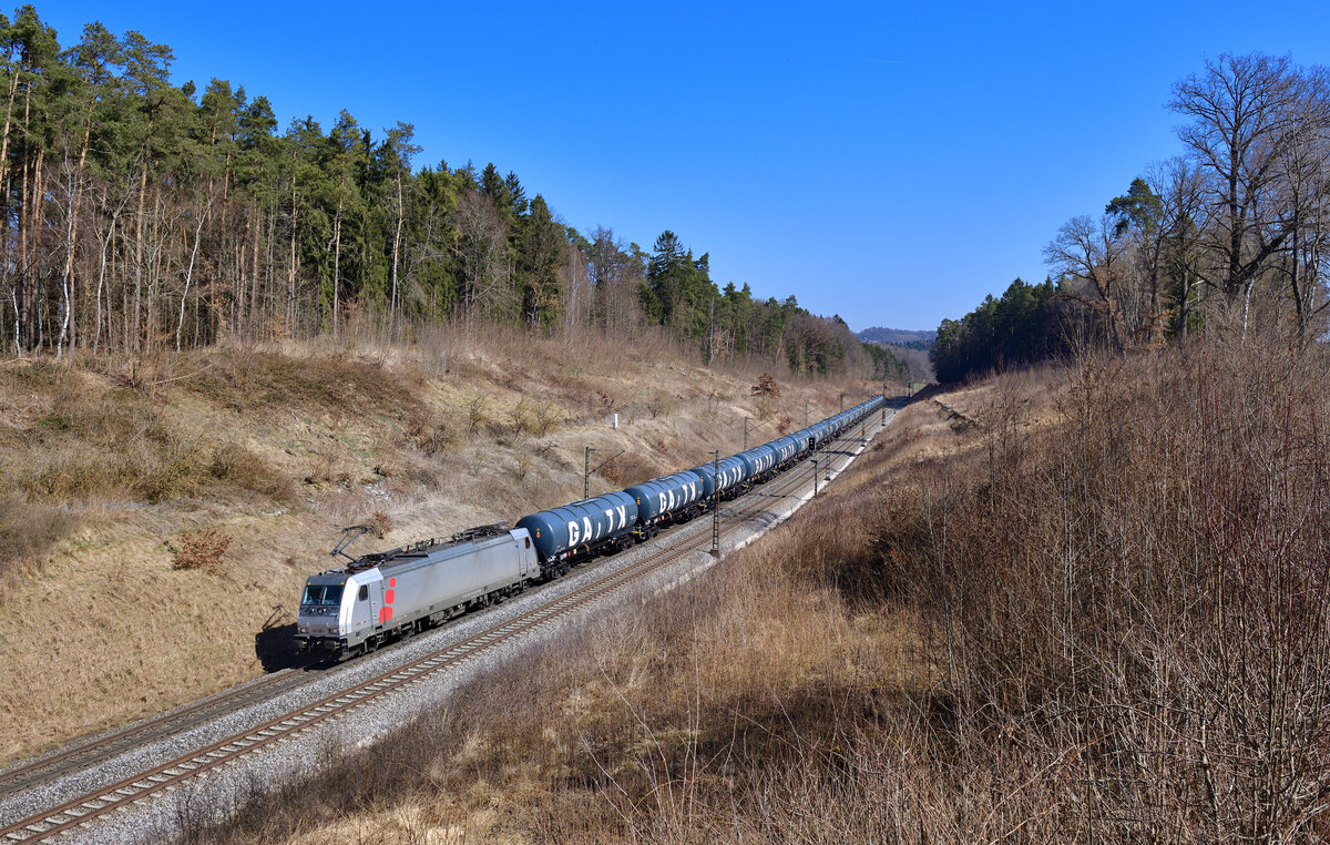 186 366 mit einem Kesselzug am 24.03.2022 bei Sinngrün.