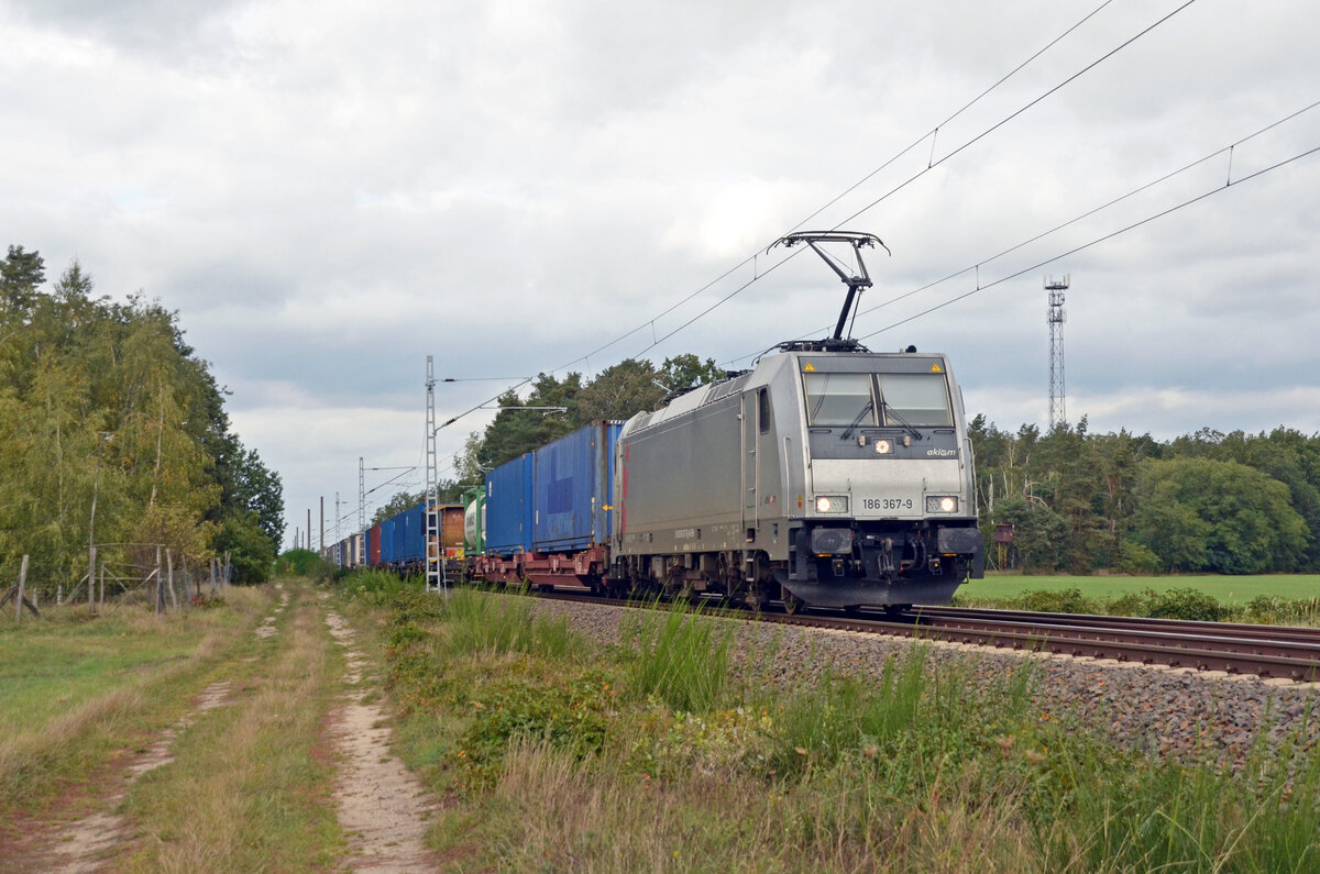 186 367 der akiem schleppte am 05.10.23 für die CD Cargo einen KLV-Zug durch Marxdorf Richtung Zeithain.
