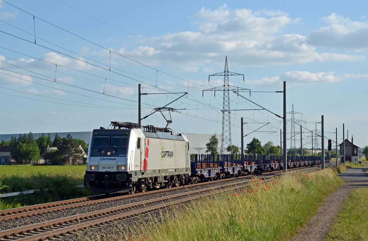 186 368 der akiem schleppte am 13.06.21 einen Captrain-Stahlzug durch Braschwitz Richtung Magdeburg.