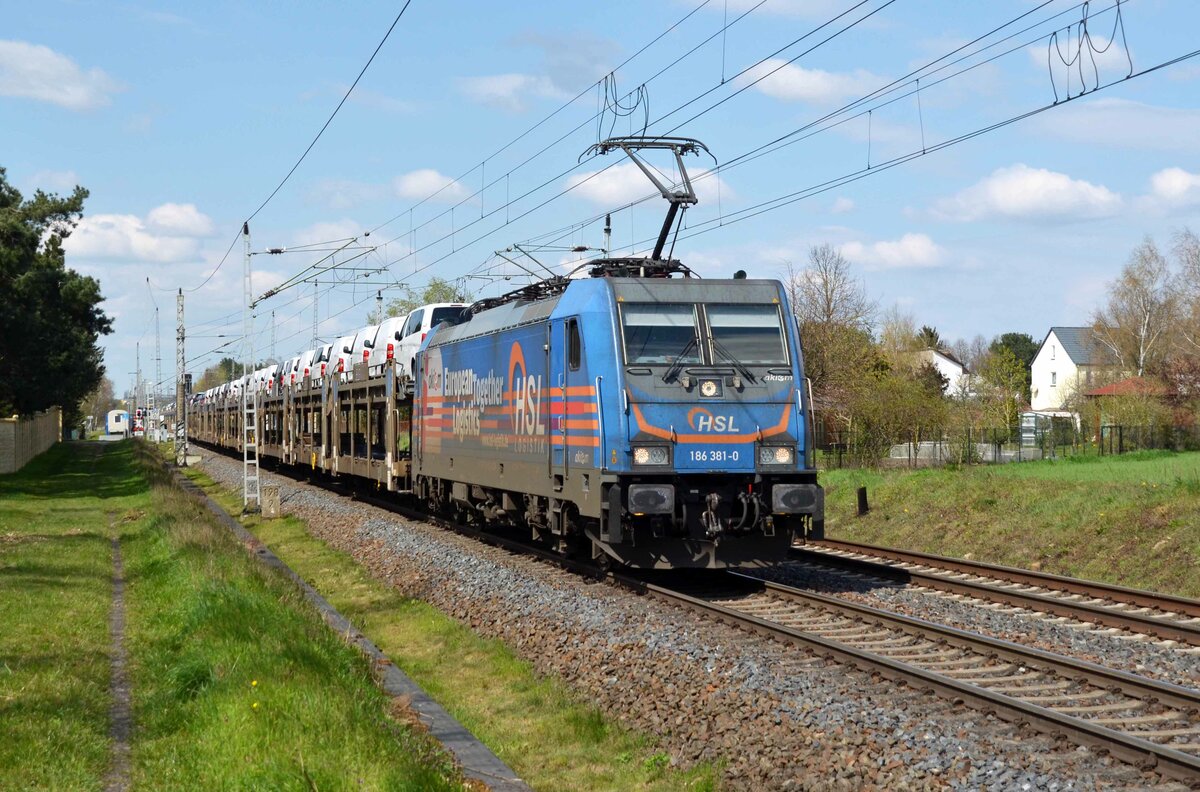 186 381 der HSL führte am 19.04.23 einen mit Toyotas beladenen BLG-Autozug durch Wittenberg-Labetz Richtung Falkenberg(E).