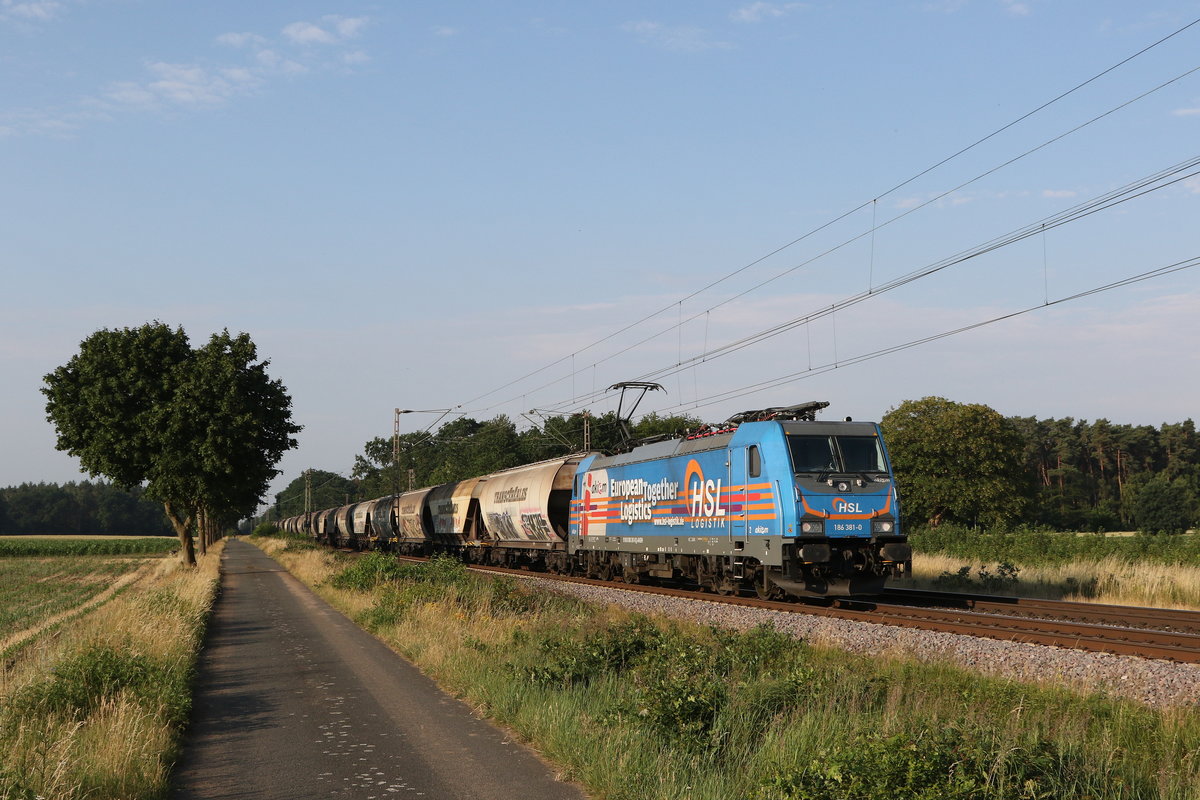186 381 der  HSL  mit einem Getreidezug am 27. Juni 2020 bei Dörverden.