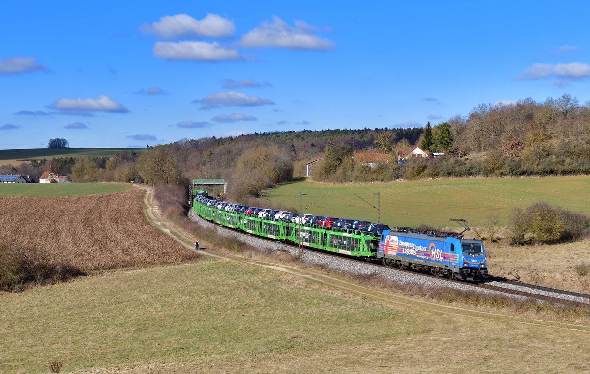186 381 mit einem Autozug am 27.02.2021 bei Edlhausen.