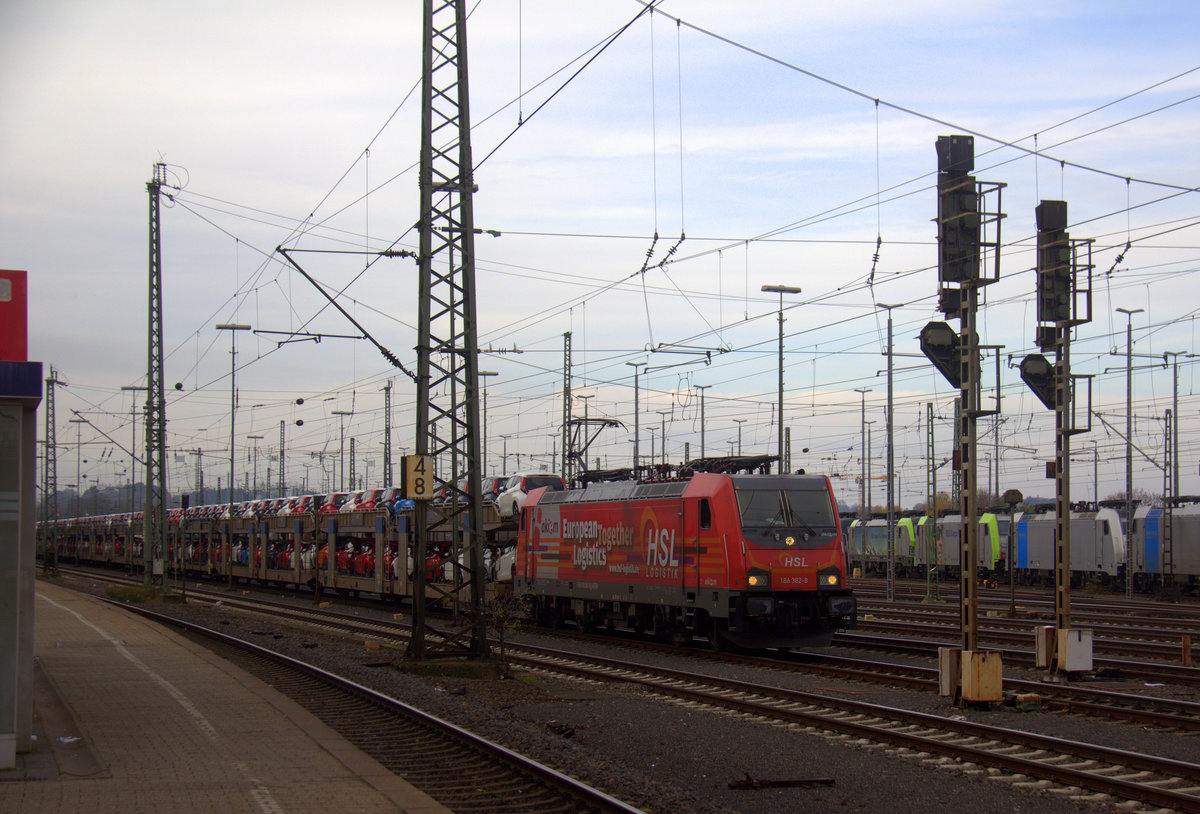 186 382-8 von Akiem und HSL fährt mit einem langen Toyota-Autozug aus Děčín-východ(CZ) nach  Zeebrugge(B) aufgenommen bei der Ausfahrt aus Aachen-West in Richtung Montzen/Belgien. Aufgenommen vom Bahnsteig in Aachen-West.
Bei Sonne und Wolken am Mittag vom 24.11.2019.