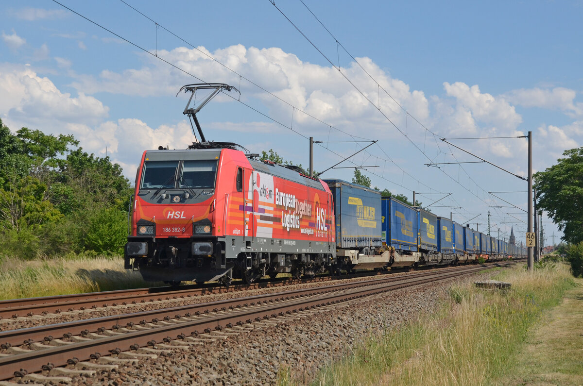 186 382 von HSL führte am 26.06.22 einen LKW-Walther-KLV durch Greppin Richtung Dessau. Wegen der Sperrung bei Neuburxdorf auf Grund eines Waldbrandes wurde der Zug über Dessau umgeleitet.