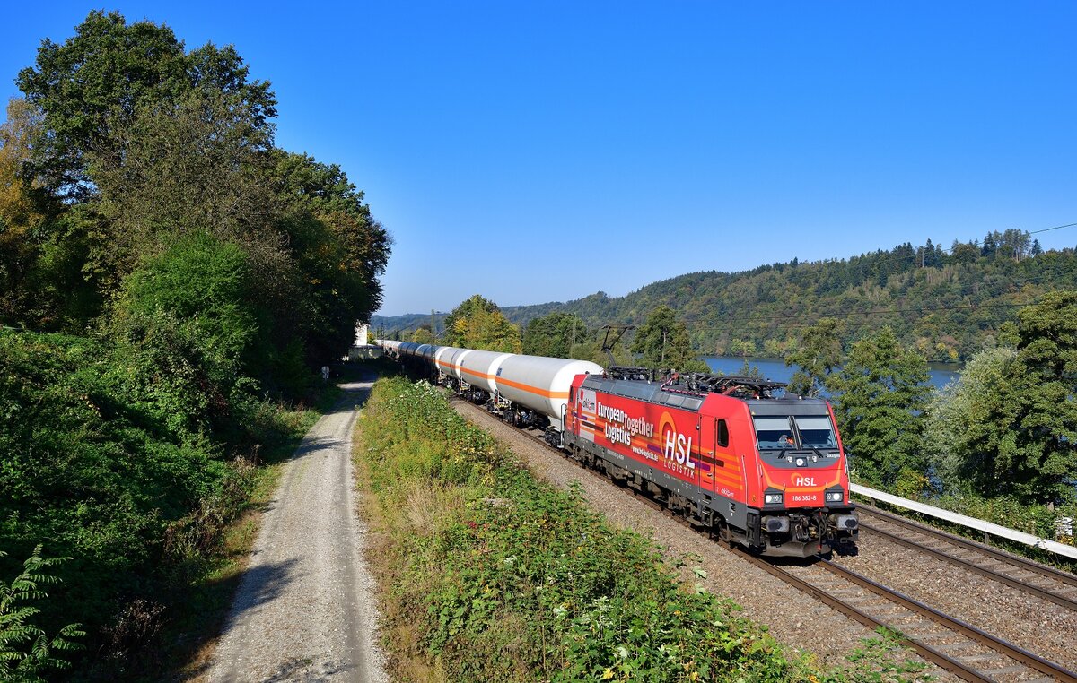 186 382 mit einem Gaskesselzug am 09.10.2021 bei Seestetten.