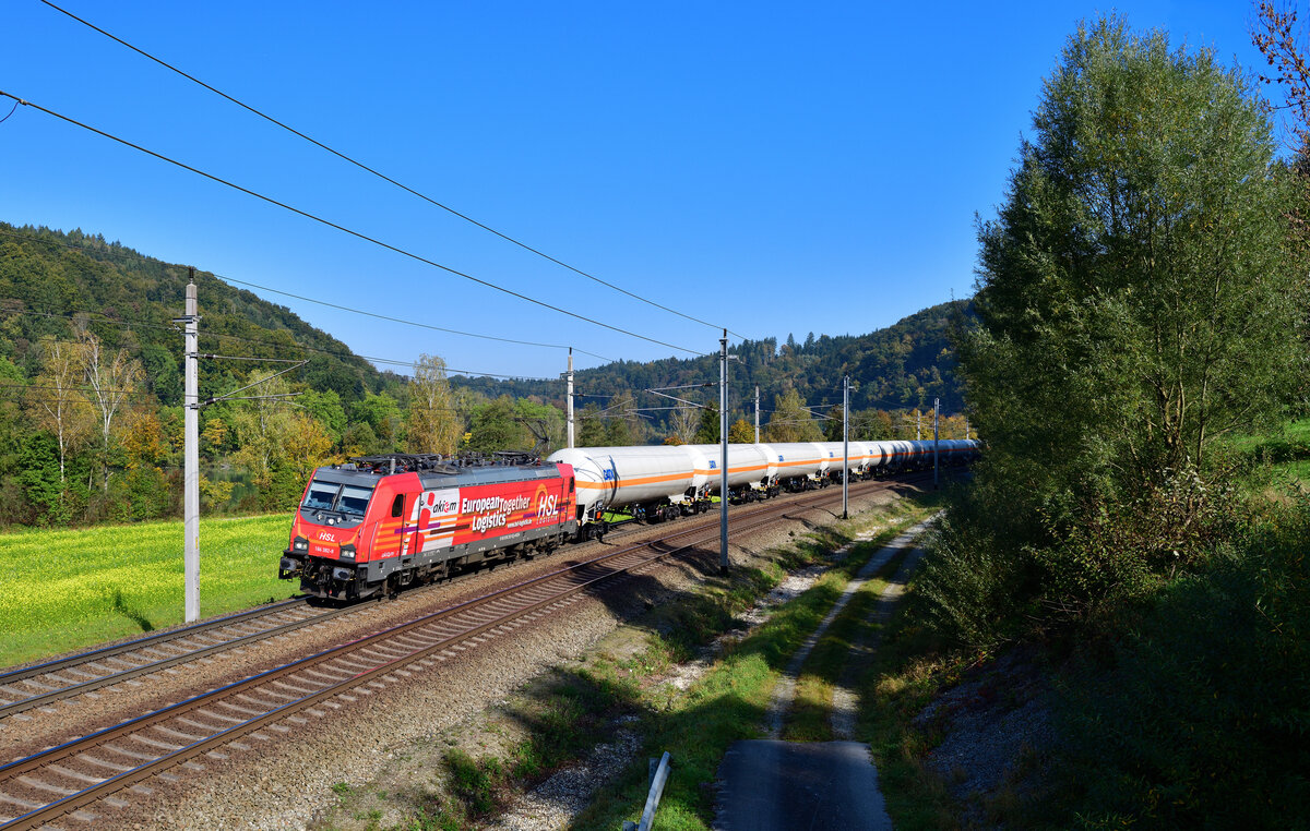 186 382 mit einem Gaskesselzug am 09.10.2021 bei Wernstein am Inn.