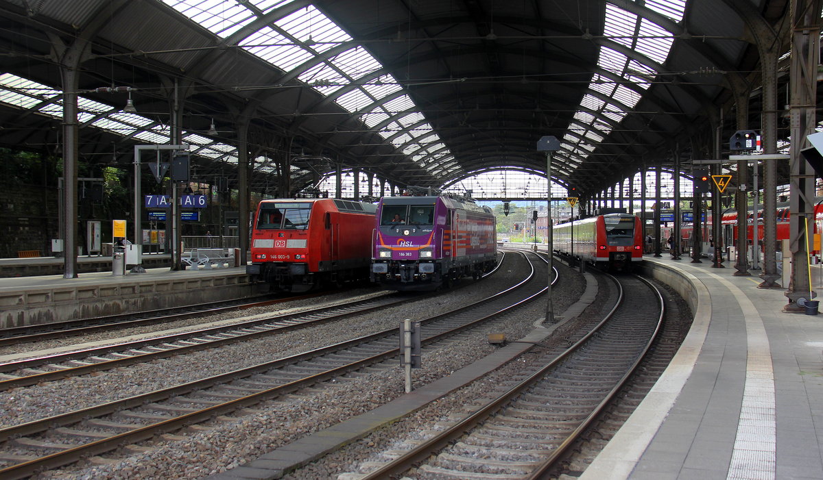 186 383-6 von Akiem und HSL kommt als Lokzug aus Aachen-West nach Köln-Gremberg und kommt aus Richtung Aachen-West,Aachen-Schanz und fährt durch Aachen-Hbf in Richtung Aachen-Rothe-Erde,Aachen-Eilendorf in Richtung Stolberg-Hbf(Rheinland)Eschweiler-Hbf,Langerwehe,Düren,Merzenich,Buir,Horrem,Kerpen-Köln-Ehrenfeld,Köln-West,Köln-Süd. 
Aufgenommen vom Bahnsteig 2 vom Aachen-Hbf. 
Am Nachmittag vom 9.8.2018.