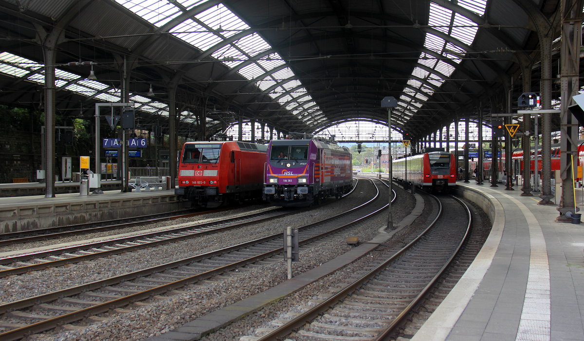 186 383-6 von Akiem und HSL kommt als Lokzug aus Aachen-West nach Köln-Gremberg und kommt aus Richtung Aachen-West,Aachen-Schanz und fährt durch Aachen-Hbf in Richtung Aachen-Rothe-Erde,Aachen-Eilendorf in Richtung Stolberg-Hbf(Rheinland)Eschweiler-Hbf,Langerwehe,Düren,Merzenich,Buir,Horrem,Kerpen-Köln-Ehrenfeld,Köln-West,Köln-Süd. 
Aufgenommen vom Bahnsteig 2 vom Aachen-Hbf. 
Am Nachmittag vom 9.8.2018.