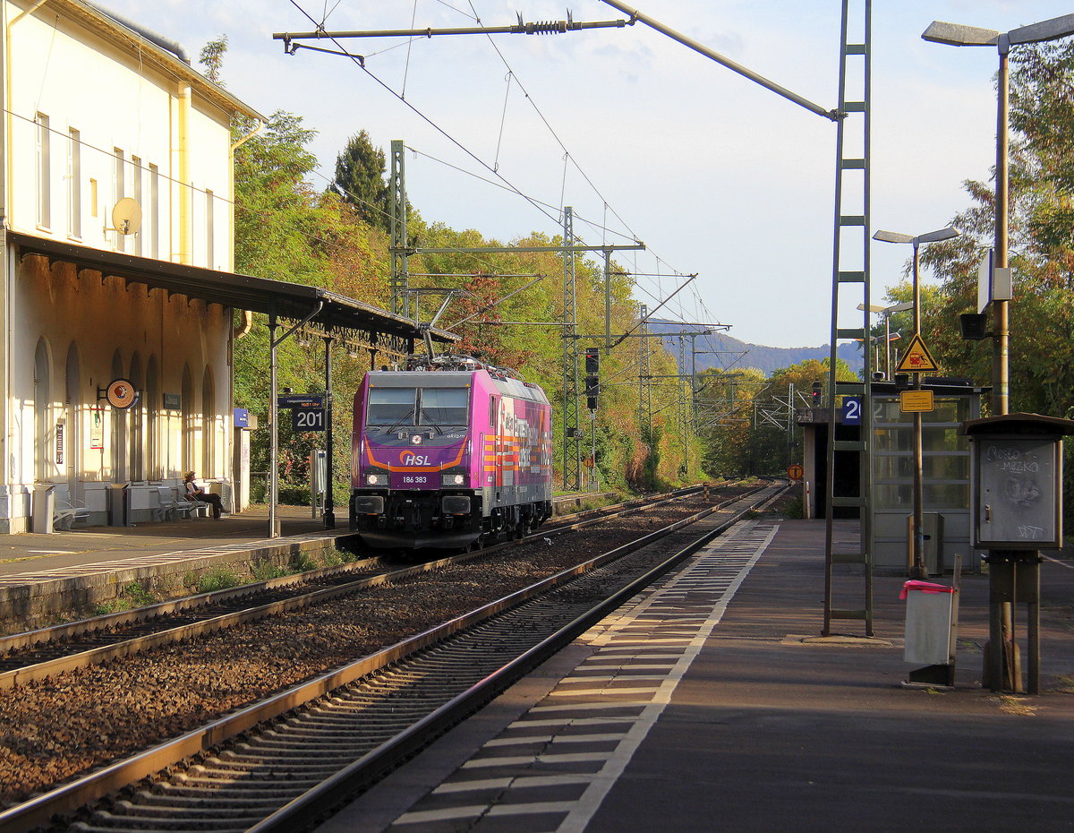 186 383-6 von Akiem und HSL kommt als Lokzug aus Dillingen(an der Saar) nach Viersen-Gbf(D) und kommt aus Richtung Koblenz und fährt durch Bonn-Oberkassel in Richtung Köln-Gremberg. Aufgenommen vom Bahnsteig von Bonn-Oberkassel an der rechten Rheinstrecke. 
Bei Sommerwetter im Oktober am 6.10.2018.