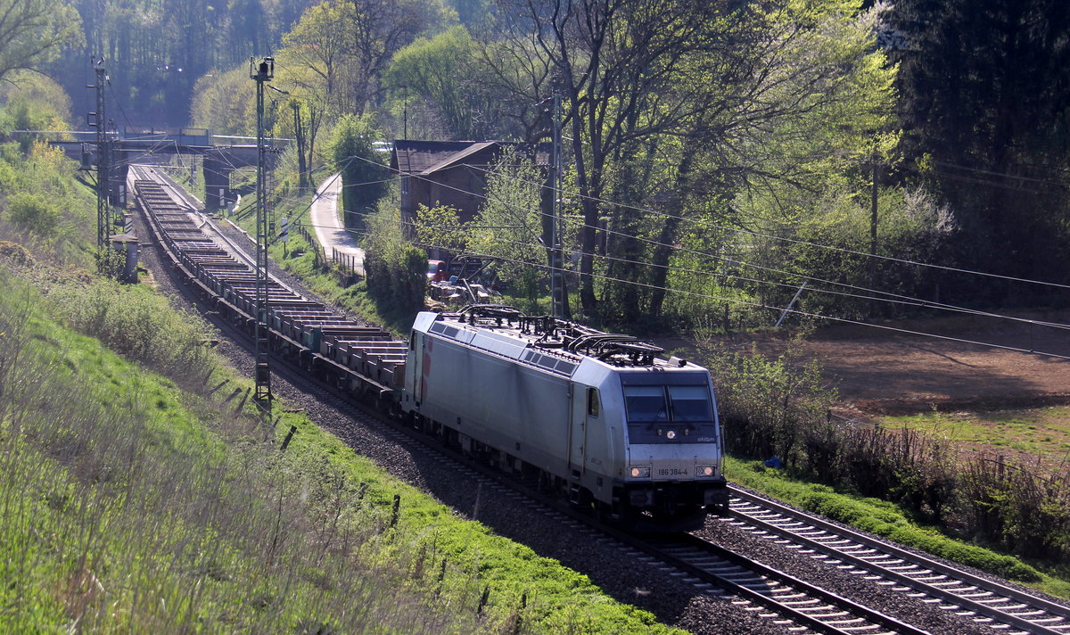 186 384-4 von Akiem/Lineas  kommt die Gemmenicher-Rampe herunter nach Aachen-West mit einem Coilleerzug aus Genk-Goederen(B) nach Duisburg-Wedau(D).
Aufgenommen von einer Wiese in Reinartzkehl. 
Bei schönem Frühlingswetter am Nachmittag vom 21.4.2019.