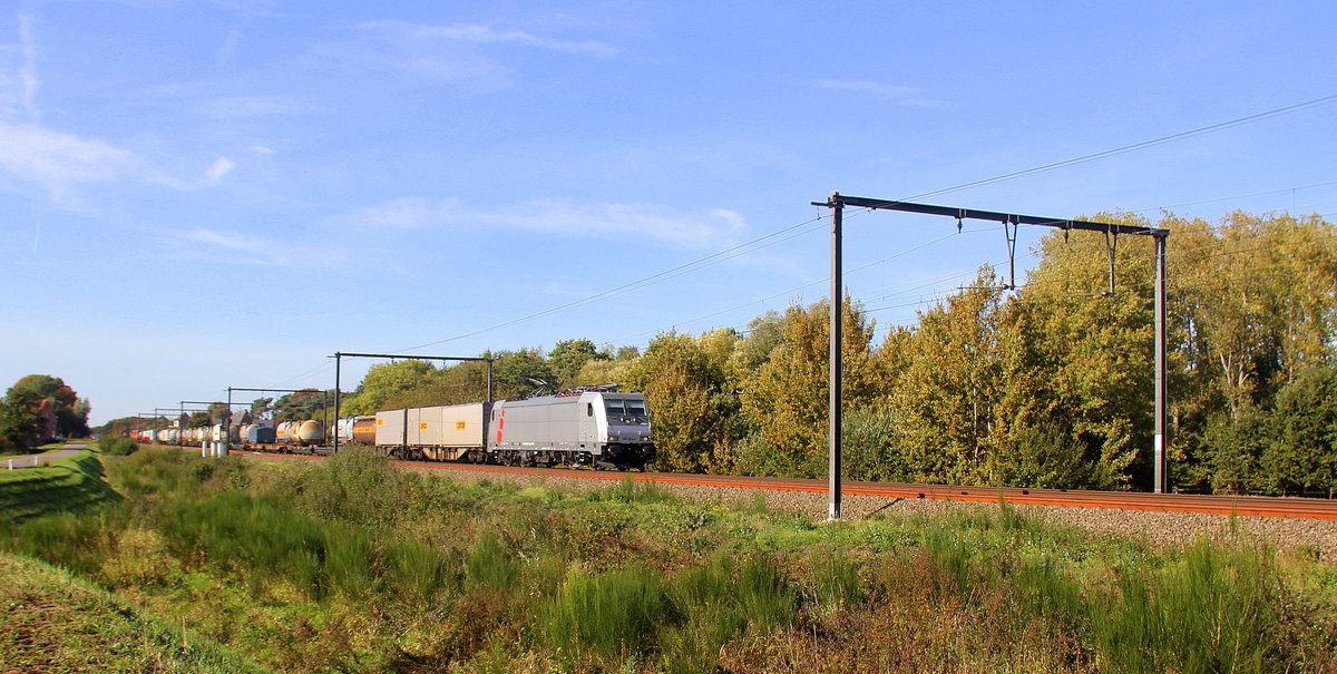 186 384-4 von Akiem/Lineas kommt mit einem Containerzug aus Antwerpen-BASF(B) nach Verona(I) und kommt aus Richtung Diest(B) und fährt durch Lummen-Linkhout(B) in Richtung Hasselt(B),Tongeren(B),Vise(B),Montzen(B),Aachen-West(D).
Aufgenommen in Lummen-Linkhout(B). 
Bei schönem Herbstwetter am Nachmittag vom 13.10.2018.  
