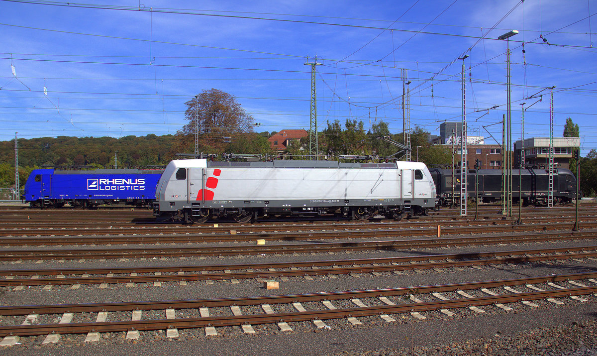 186 384-4 von Akiem/Lineas rangiert in Aachen-West. Aufgenommen vom Bahnsteig in Aachen-West. 
Bei Sommerwetter am Mittag vom 29.9.2018.