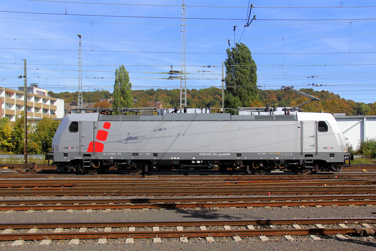 186 384-4 von Akiem/Lineas rangiert in Aachen-West. 
Aufgenommen vom Bahnsteig in Aachen-West. 
Bei Sommerwetter am Mittag vom 29.9.2018.