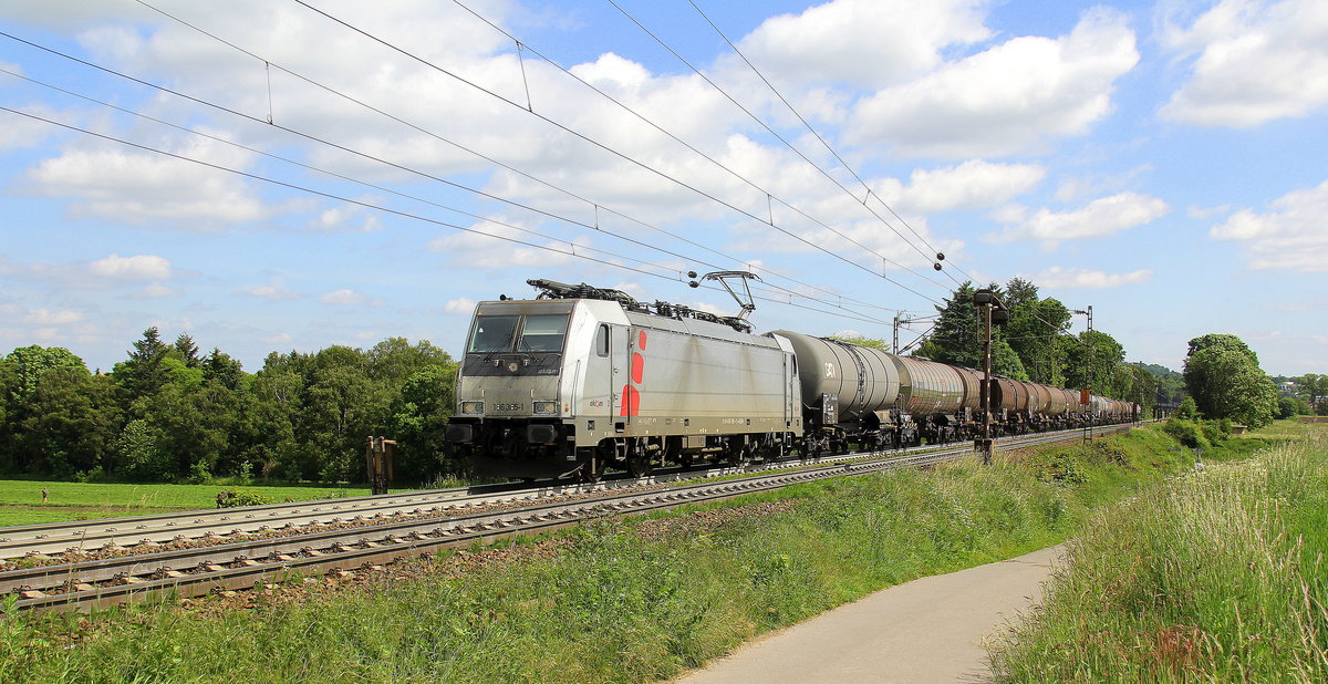 186 385-1 von Akiem/Lineas kommt aus Richtung Aachen-West die Gemmenicher-Rampe hoch mit einem lagen Kesselzug aus Ludwigshafen-BASF nach Antwerpen-BASF(B) und fährt in Richtung Montzen/Belgien. 
Aufgenommen an der Montzenroute am Gemmenicher-Weg.
Bei Sommerwetter am Vormittag vom 31.5.2019.