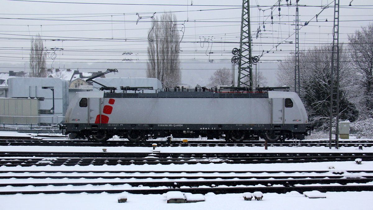 186 385-1 von Akiem/Lineas rangiert in Aachen-West. 
Aufgenommen vom Bahnsteig in Aachen-West. 
Bei dichtem Schneefall am Kalten Nachmittag vom 30.1.2019.