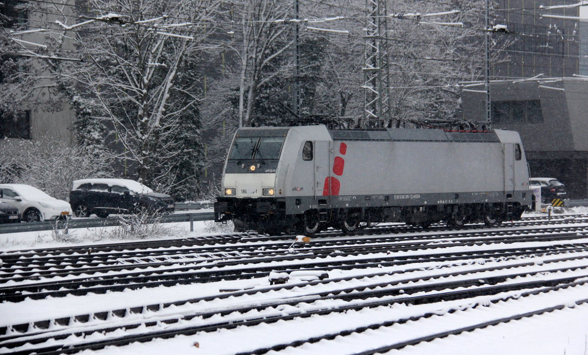 186 385-1 von Akiem/Lineas rangiert in Aachen-West.
Aufgenommen vom Bahnsteig in Aachen-West. 
Bei dichtem Schneefall am Kalten Nachmittag vom 30.1.2019.