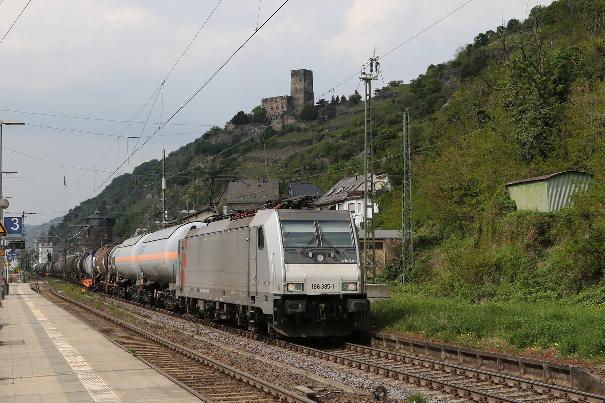 186 385 von  AKIEM  mit einem Kesselwagenzug am 3. Mai 2022 bei Kaub am Rhein.