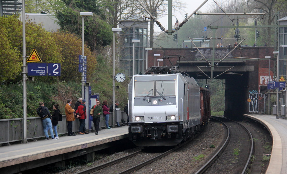 186 386-9 von Akiem/Lineas kommt aus Richtung Köln,Aachen-Hbf und fährt durch Aachen-Schanz mit einem Schrottzug aus Köln-Kalk(D) nach Genk-Goederen(B) und fährt in Richtung Aachen-West. 
Aufgenommen vom Bahnsteig von Aachen-Schanz. 
Am Nachmittag vom 9.4.2019.