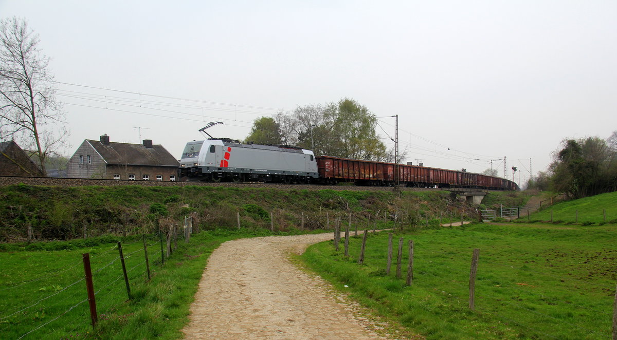 186 386-9 von Akiem/Lineas kommt aus Richtung Aachen-West und fährt die Gemmenicher-Rampe hoch mit einem Schrottzug aus Köln-Kalk(D) nach Genk-Goederen(B) und fährt gleich in den Gemmenicher-Tunnel hinein. 
Aufgenommen von einem Weg in Reinartzkehl. 
Am Nachmittag vom 4.9.2019.