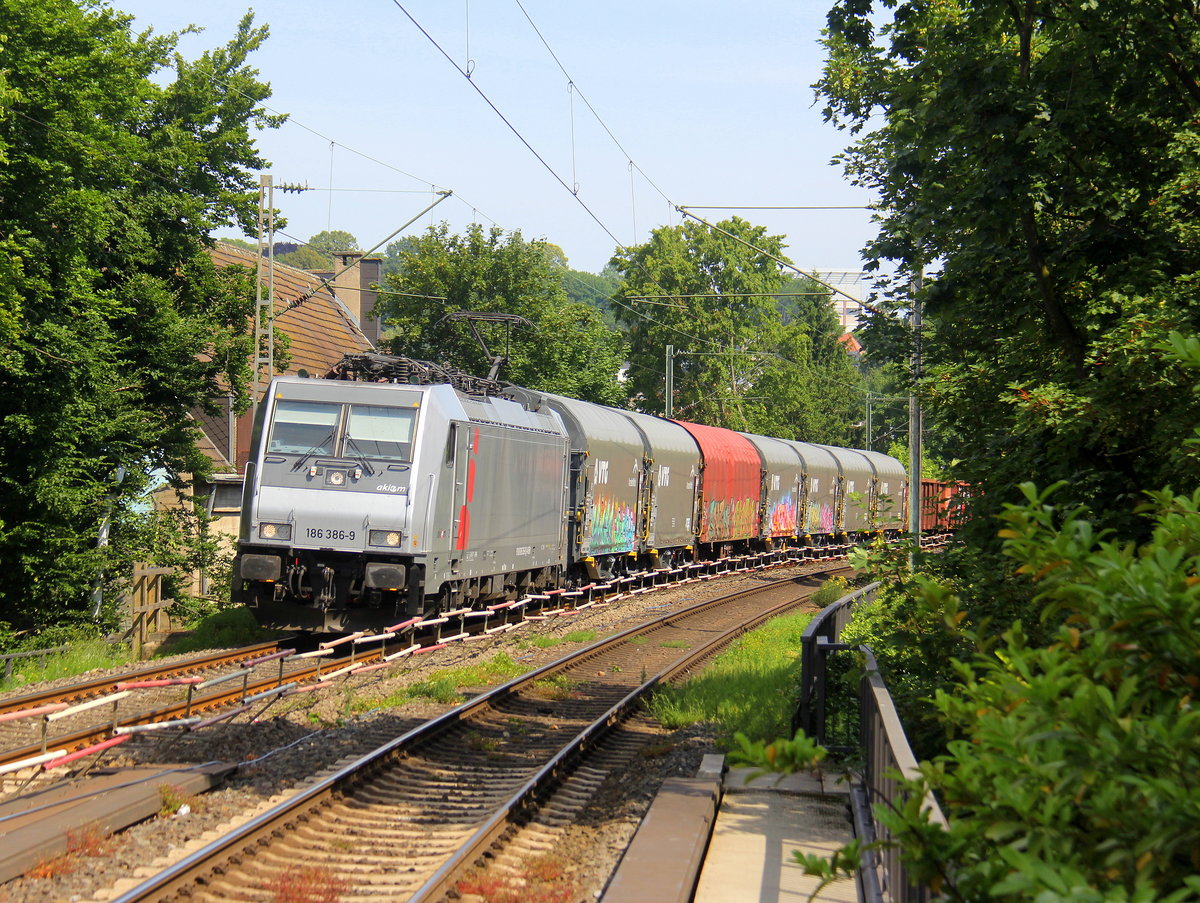 186 386-9 von Akiem/Lineas kommt aus Richtung Aachen-West mit gemischten Güterzug aus Genk-Goederen(B) nach Köln-Gremberg(D) und fährt durch Aachen-Schanz in Richtung Aachen-Hbf,Aachen-Rothe-Erde,Stolberg-Hbf(Rheinland)Eschweiler-Hbf,Langerwehe,Düren,Merzenich,Buir,Horrem,Kerpen-Köln-Ehrenfeld,Köln-West,Köln-Süd. Aufgenommen vom Bahnsteig von Aachen-Schanz. 
Bei Sommerwetter am Vormittag vom 22.6.2019.