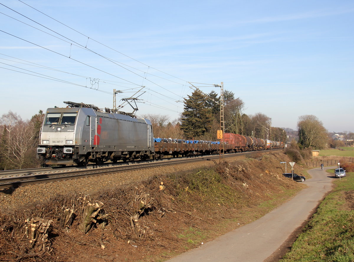 186 387-7 von Akiem/Lineas kommt aus Richtung Aachen-West und fährt die Gemmenicher-Rampe hoch mit einem gemischten Güterzug aus Köln-Gremberg(D) nach Antwerpen-Noord(B) und fährt in Richtung Montzen/Belgien. 
Aufgenommen an der Montzenroute am Gemmenicher-Weg. 
Bei schönem Frühlingswetter am 16.2.2019.