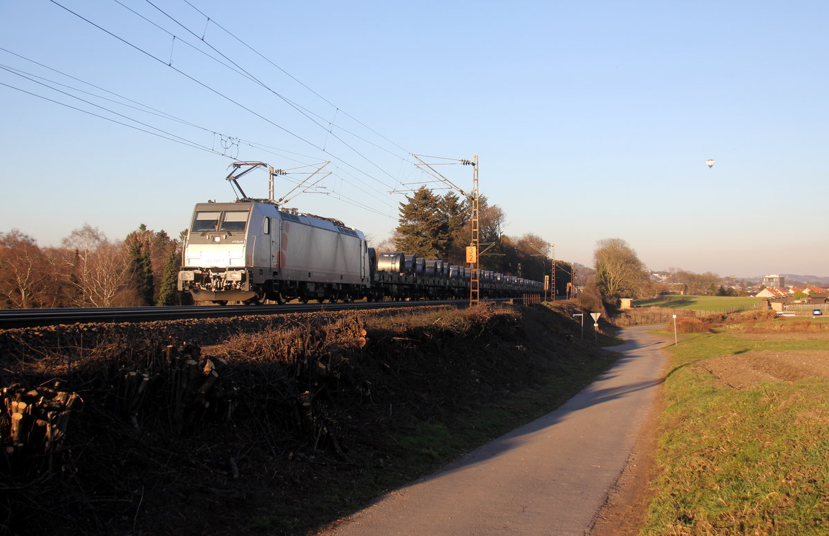 186 387-7 von Akiem/Lineas kommt aus Richtung Aachen-West und fährt die Gemmenicher-Rampe hoch mit einem Schweren-Coilzug aus Duisburg-Wedau(D) nach Kinkempois(B)  und fährt in Richtung Gemmenicher-Tunnel,Botzelaer(B),Gemmenich(B),Nouvelaer(B),Moresnet(B),Moresnet-Chapelle(B),Montzen(B). 
Aufgenommen an der Gemmenicher-Rampe am Gemmenicher-Weg an der Montzenroute. 
Bei schönem Frühlingswetter am Nachmittag vom 27.2.2019.
