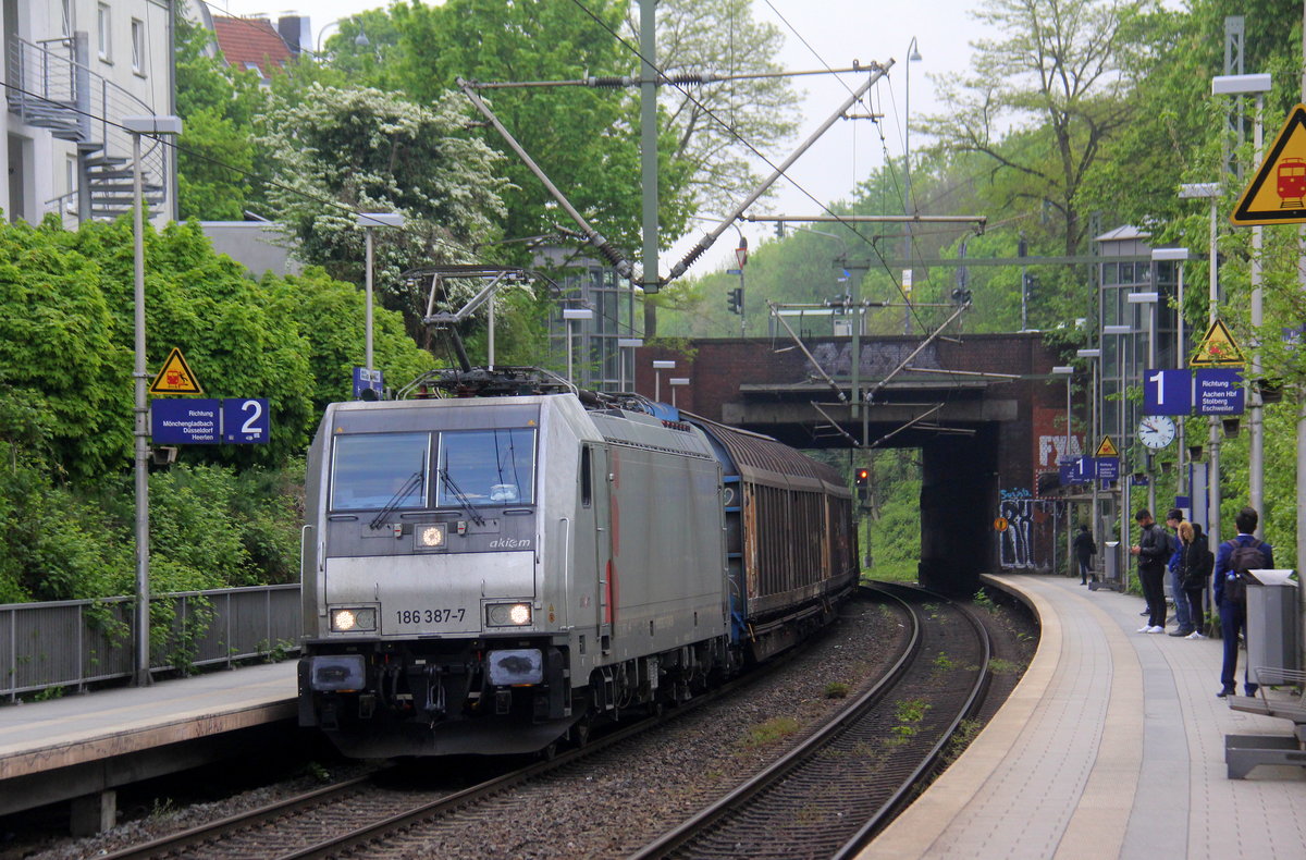 186 387-7 von Akiem/Lineas kommt aus Richtung Köln,Aachen-Hbf und fährt durch Aachen-Schanz mit einem Güterzug aus Köln-Gremberg(D) nach Antwerpen-Noord(B) und fährt in Richtung Aachen-West. 
Aufgenommen vom Bahnsteig von Aachen-Schanz. 
Am Morgen vom 30.4.2019.
