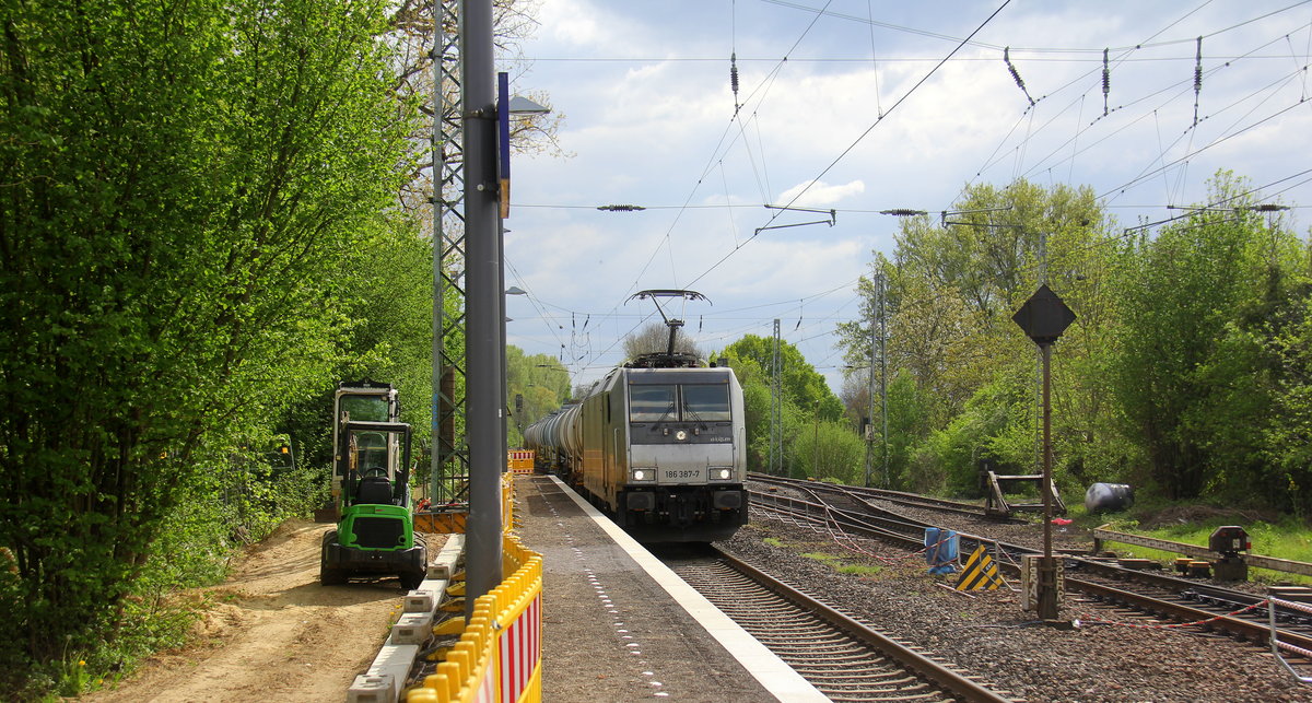 186 387-7 von Akiem/Lineas kommt durch Kohlscheid aus Richtung Aachen-West mit einem langen Kesselzug aus Antwerpen-Kanaaldok(B) nach Millingen-Solvay(D) Laurensberg,Richterich und fährt durch Kohlscheid in Richtung Herzogenrath,Hofstadt,Finkenrath,Rimburg,Übach-Palenberg,Zweibrüggen,Frelenberg,Geilenkirchen,Süggerath,Lindern,Brachelen,Hückelhoven-Baal,Baal,Erkelenz,Herrath,Beckrath,Wickrath,Rheydt. 
Aufgenommen von Bahnsteig 1 in Kohlscheid. 
Am 24.4.2019.