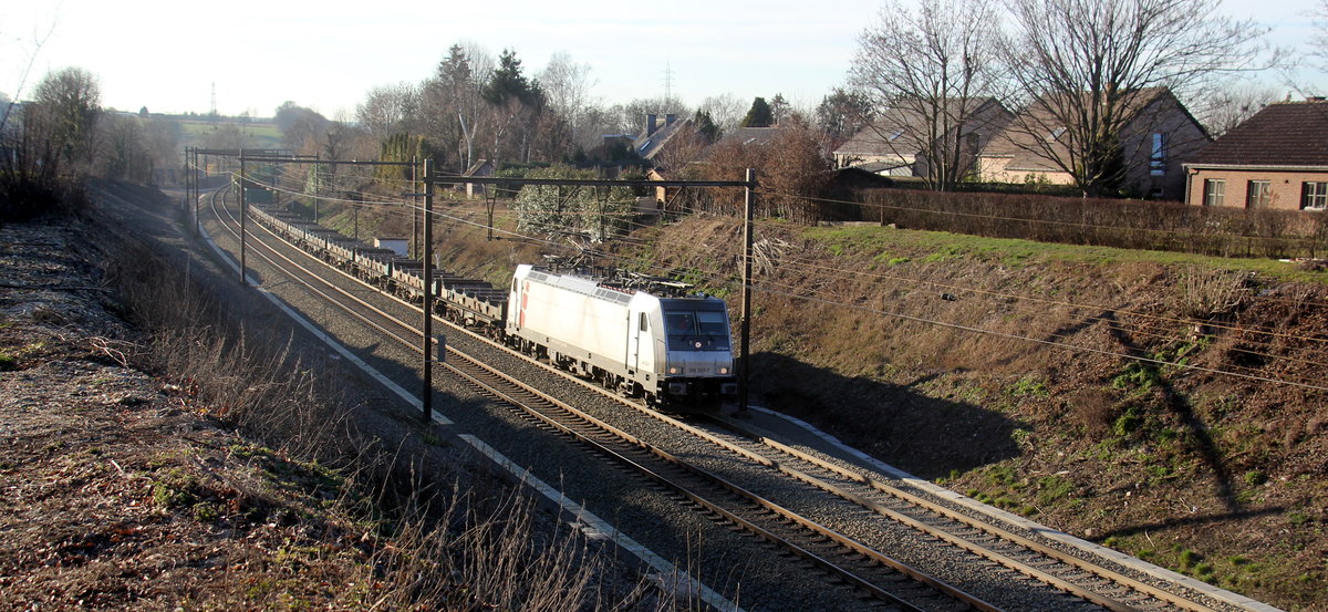 186 387-7 von Akiem/Lineas kommt mit einem gemischten Güterzug aus Kinkempois(B) nach Aachen-West(D) und kommt aus Richtung Vise(B) und fährt durch Berneau(B) in Richtung Montzen(B),Aachen-West(D).
Aufgenommen von Berneau(B).
Bei schönem Frühlingswetter am Nachmittag vom 24.2.2019.  