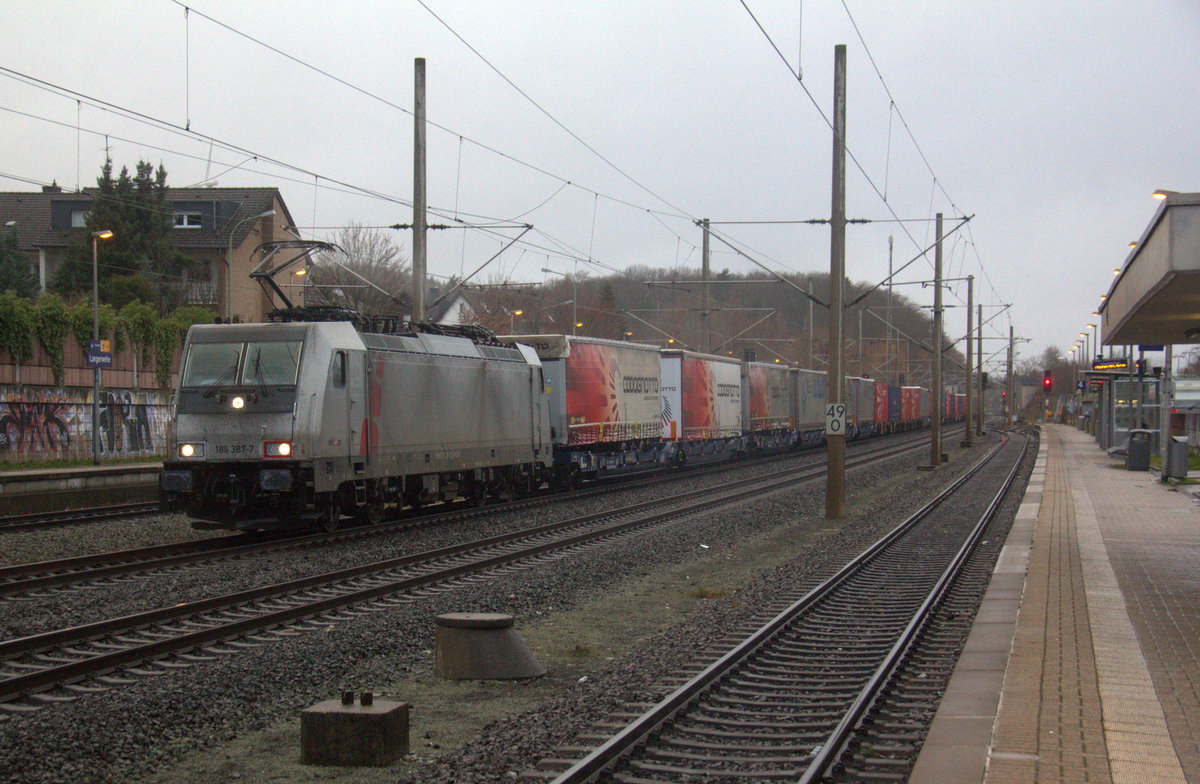 186 387-7 von Akiem/Lineas kommt mit einem KLV-Zug aus Belgien nach  Italien und kommt aus Richtunng Aachen-West,Aachen-Schanz,Aachen-Hbf,Aachen-Rothe-Erde,Aachen-Eilendorf,Stolberg-Hbf(Rheinland)Eschweiler-Hbf und fährt durch Langerwehe in Richtung Düren,Merzenich,Buir,Horrem,Kerpen-Köln-Ehrenfeld,Köln-West,Köln-Süd. 
Aufgenommen von Bahnsteig 5 in Langerwehe. 
Bei Regenwolken am Nachmittag vom 14.12.2019.