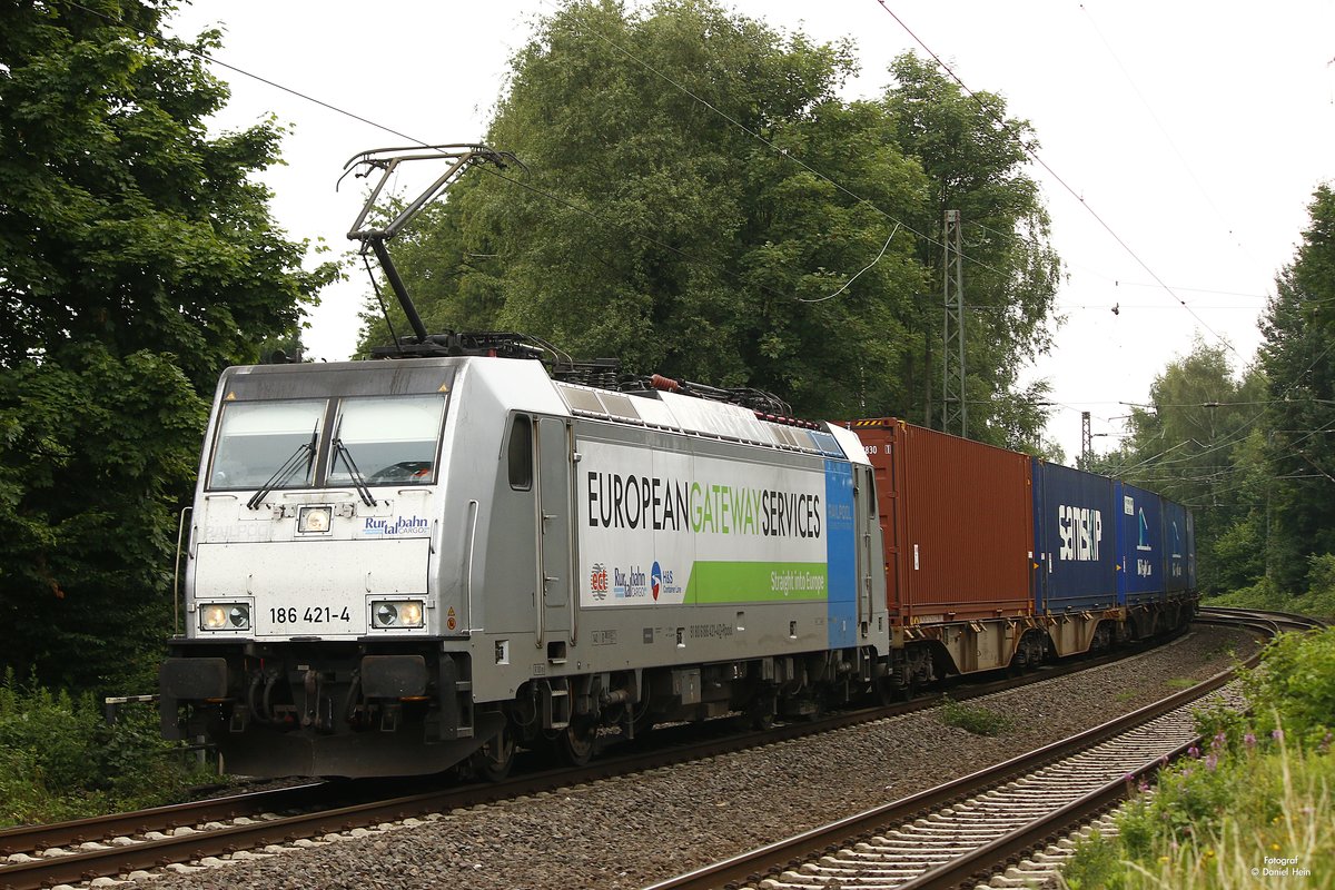 186 421-4 Railpool mit Containerzug in Gelsenkirchen Buer Nord, Juli 2017.