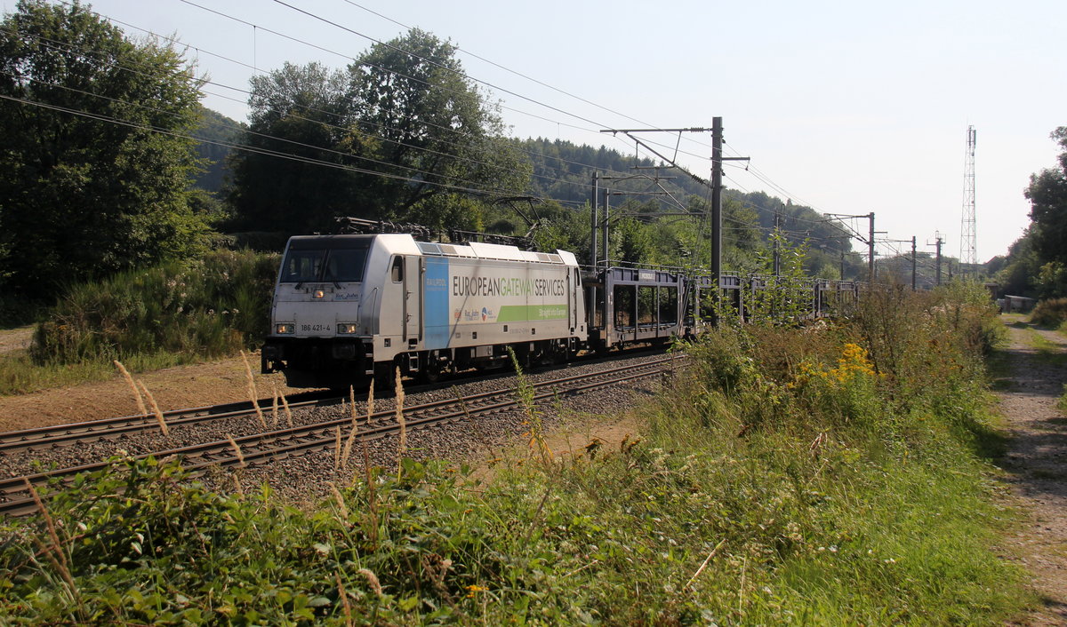 186 421-4 von der Rurtalbahn-Cargo kommt aus Richtung Montzen(B) mit einem  Autoleerzug aus Belgien nach Aachen-West(D) und kommt aus Richtung Montzen(B) und fährt durch  Gemmenich/Botzelaer(B) in Richtung Deutschland,Aachen-West. 
Aufgenomen bei Gemmenich/Botzelaer(B) von einem Weg an der Montzenroute. 
Bei Sommerwetter am Nachmittag vom 25.8.2019.
