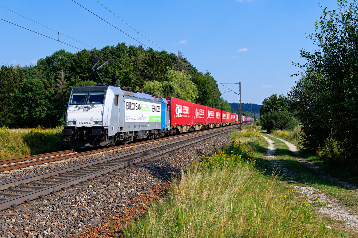 186 421 Railpool/RTB Cargo mit einem Containerzug bei Postbauer-Heng Richtung Nürnberg, 09.08.2020