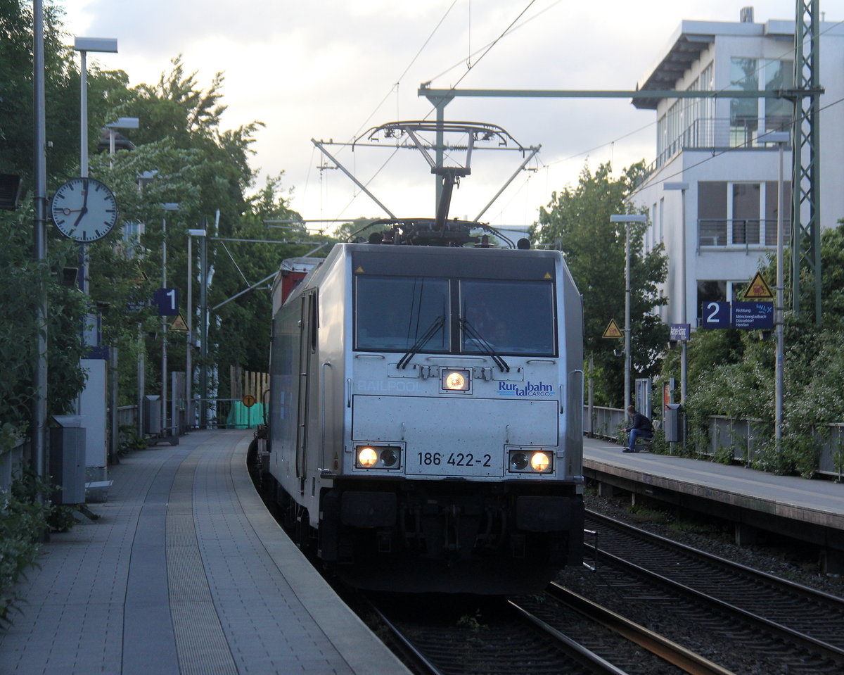 186 422-2 von der Rurtalbahn-Cargo  kommt aus Richtung Aachen-West mit einem KLV-Containerzug aus Genk-Goederen(B) nach Frankfurt-Höchstadt am Main(D) und fährt durch Aachen-Schanz in Richtung Aachen-Hbf,Aachen-Rothe-Erde,Stolberg-Hbf(Rheinland)Eschweiler-Hbf,Langerwehe,Düren,Merzenich,Buir,Horrem,Kerpen-Köln-Ehrenfeld,Köln-West,Köln-Süd. Aufgenommen vom Bahnsteig von Aachen-Schanz.
Am Abend vom 8.6.2019.