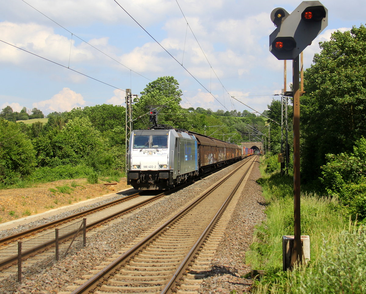 186 422-2 von der Rurtalbahn-Cargo kommt mit einem  KLV-Containerzug aus Frankfurt-Höchstadt am Main(D) nach Genk-Goederen(B) und kommt aus Köln-Süd,Köln-West,Köln-Ehrenfeld,Kerpen,Horrem,Buir,Merzenich,Düren,Langerwehe,Eschweiler-Hbf,Stolberg-Hbf(Rheinland) und fährt durch Aachen-Eilendorf in Richtung Aachen-Rothe-Erde,Aachen-Hbf,Aachen-Schanz,Aachen-West. 
Aufgenommen vom Bahnsteig 2 in Aachen-Eilendorf. 
Bei Sommerwetter am Nachmittag vom 15.6.2019.