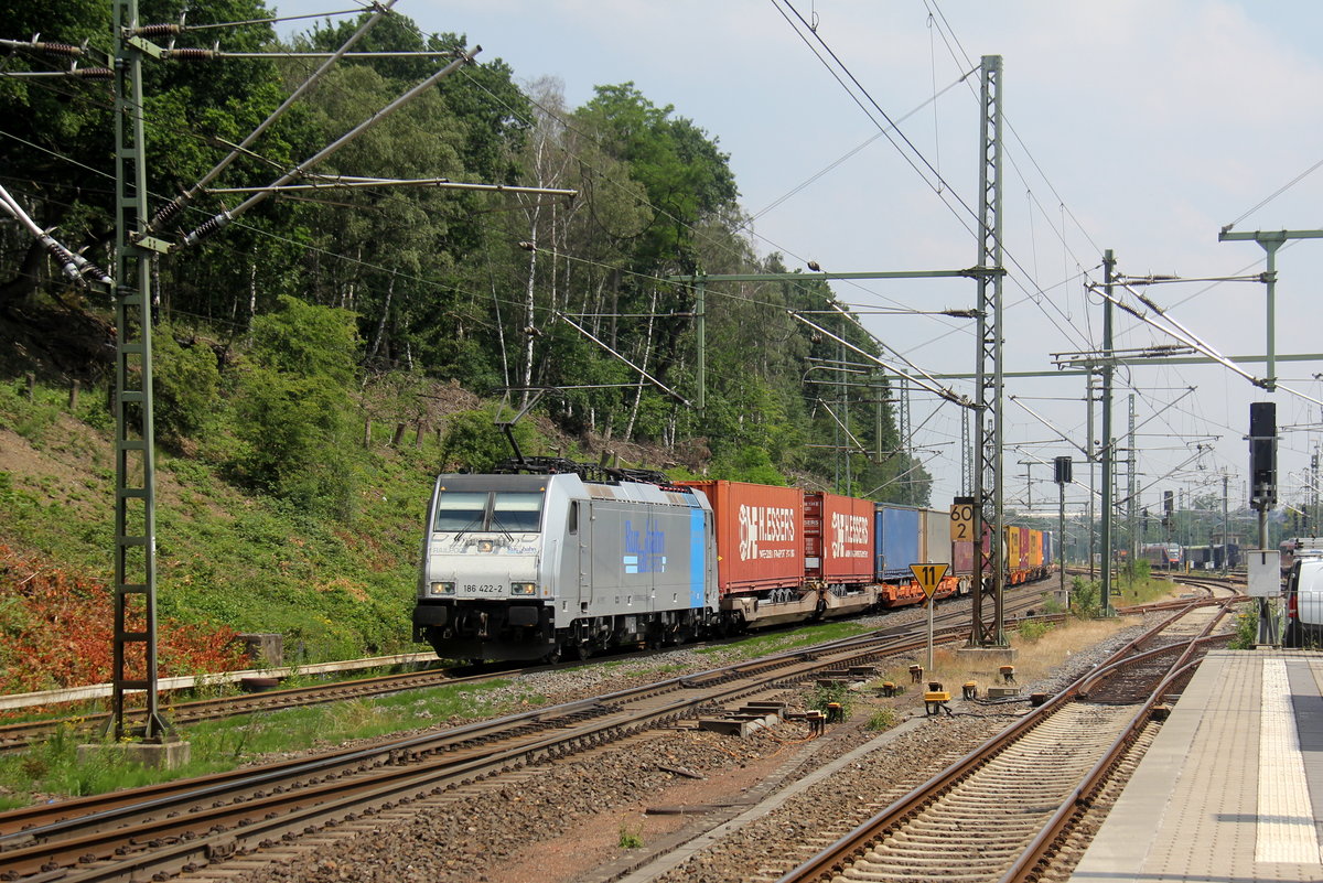 186 422-2 von der Rurtalbahn-Cargo kommt mit einem KLV-Containerzug aus Frankfurt-Höchstadt am Main(D) nach Genk-Goederen(B) und kommt aus Köln-Süd,Köln-West,Köln-Ehrenfeld,Kerpen,Horrem,Buir,Merzenich,Düren,Langerwehe,Eschweiler-Hbf und fährt durch Stolberg-Rheinland-Hbf in Richtung Aachen-Eilendorf,Aachen-Rothe-Erde,Aachen-Hbf,Aachen-Schanz,Aachen-West. 
Aufgenommen vom Bahnsteig 43 in Stolberg-Hbf.
Bei Sommerwetter am Mittag vom 22.6.2019.