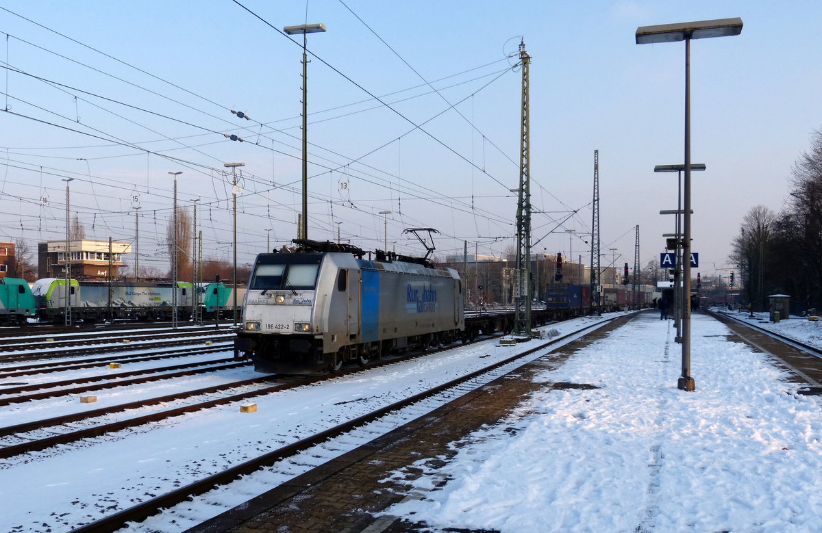186 422-2 von der Rurtalbahn kommt aus Richtung Köln,Aachen-Hbf,Aachen-Schanz mit einem Güterzug aus Frankfurt-Höchstadt am Main(D) nach Genk-Goederen(B) und fährt in Aachen-West ein. 
Aufgenommen vom Bahnsteig 2 in Aachen-West. 
Bei Sonnenschein und Schnee am Kalten Nachmittag vom 7.2.2018.