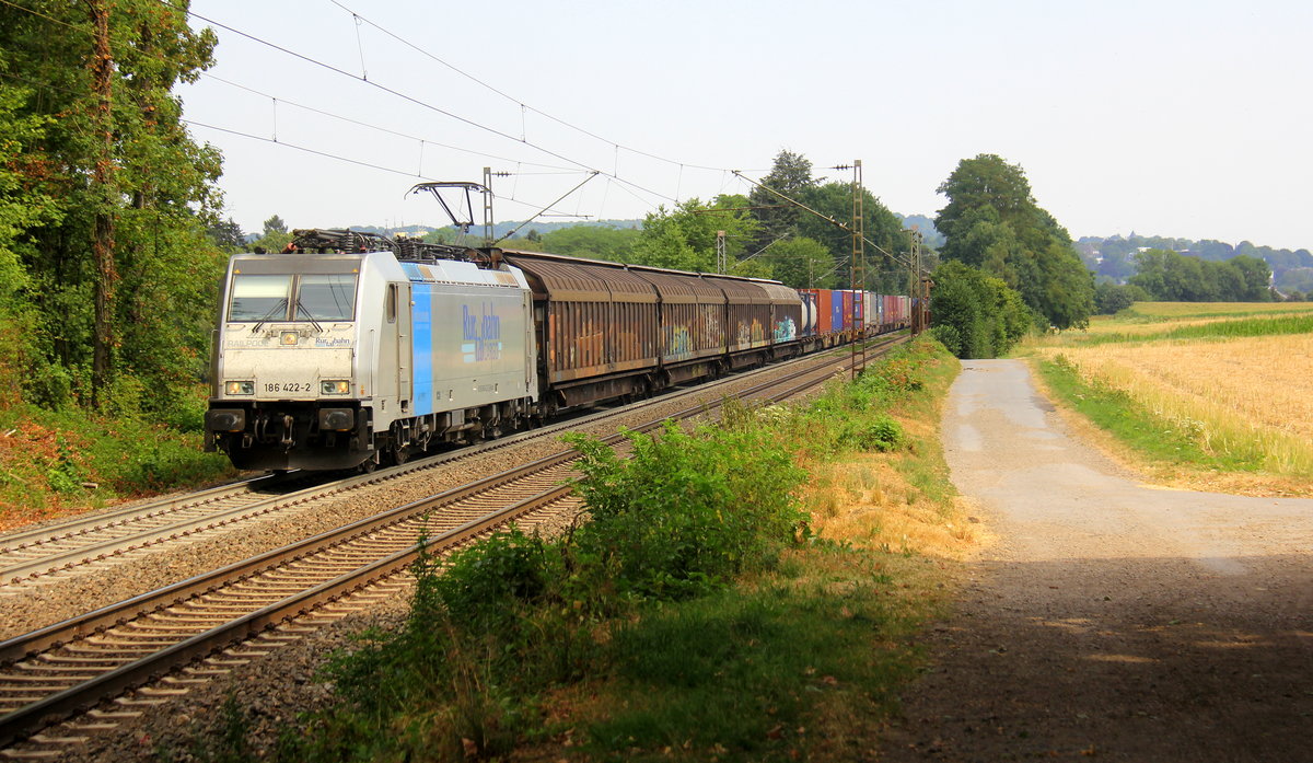 186 422-2 von der Rurtalbahn  kommt aus Richtung Aachen-West und fährt die Gemmenicher-Rampe hoch mit einem langen KLV-Containerzug aus Frankfurt-Höchstadt am Main(D) nach Genk-Goederen(B). 
Aufgenommen an der Montzenroute am Gemmenicher-Weg. 
Bei Sommerwetter am Mittag vom 25.7.2018.